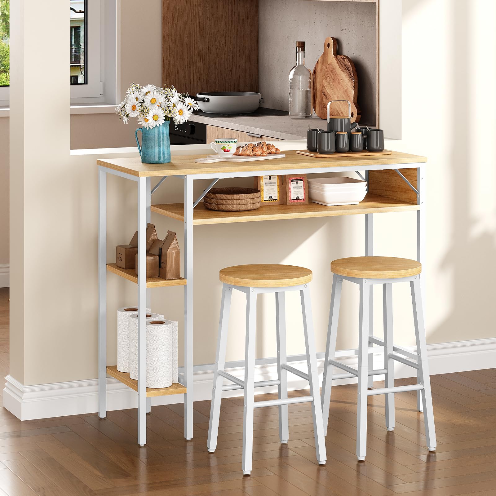 HOOBRO Juego de Mesa y Taburetes de Bar, Mesa Alta para Bar con Estantería de 3 Niveles y 2 Taburetes Redondos, para Cocina, Sala de Estar, Comedor, Blanco y Natural EWN07BT01