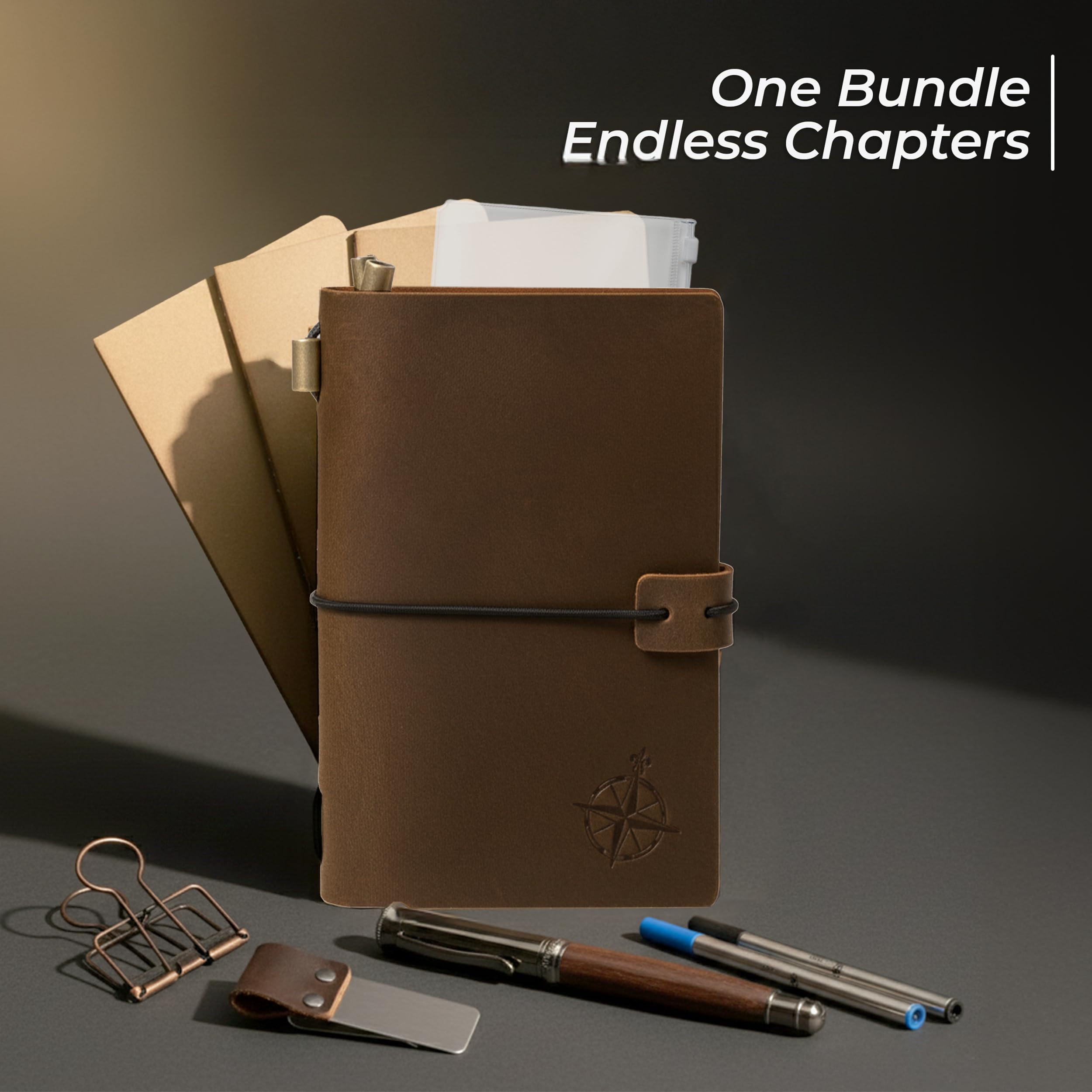 Wanderings Cuaderno de Bolsillo - 4"x5,1"/ 10x13 cm - Cuaderno de Viaje Recargable - Incluye un Portabolígrafos con Bolígrafo y 2 Recargas de Tinta Adicionales, una Carpeta de PVC y un Clip de Carpeta