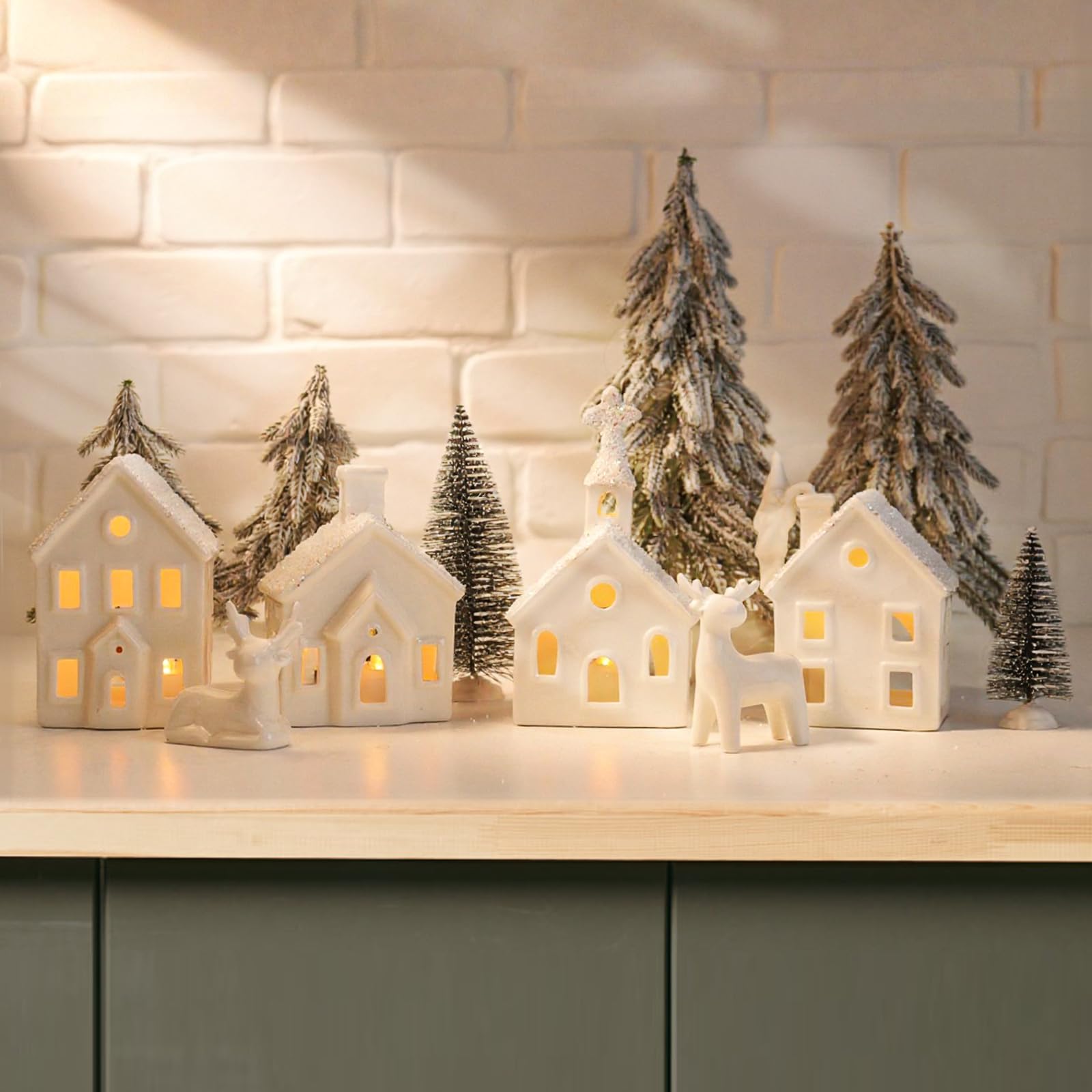 Weihnachtsdekorationen für den Innenbereich, 9-teiliges Weihnachtsdorf-Set mit 4 Fernbedienungen, beleuchteten Keramikhäusern, 2 Bäumen, 2 Hirschen und Weihnachtsmann, neutralweiß