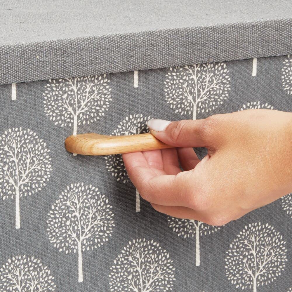 mDesign 2er-Set Aufbewahrungsbox – weich strukturierte Stapelbox mit Deckel und Holzgriff – stabile Faltbox mit Baummotiv aus Polyester für Bad, Schlafzimmer oder Kinderzimmer – grau