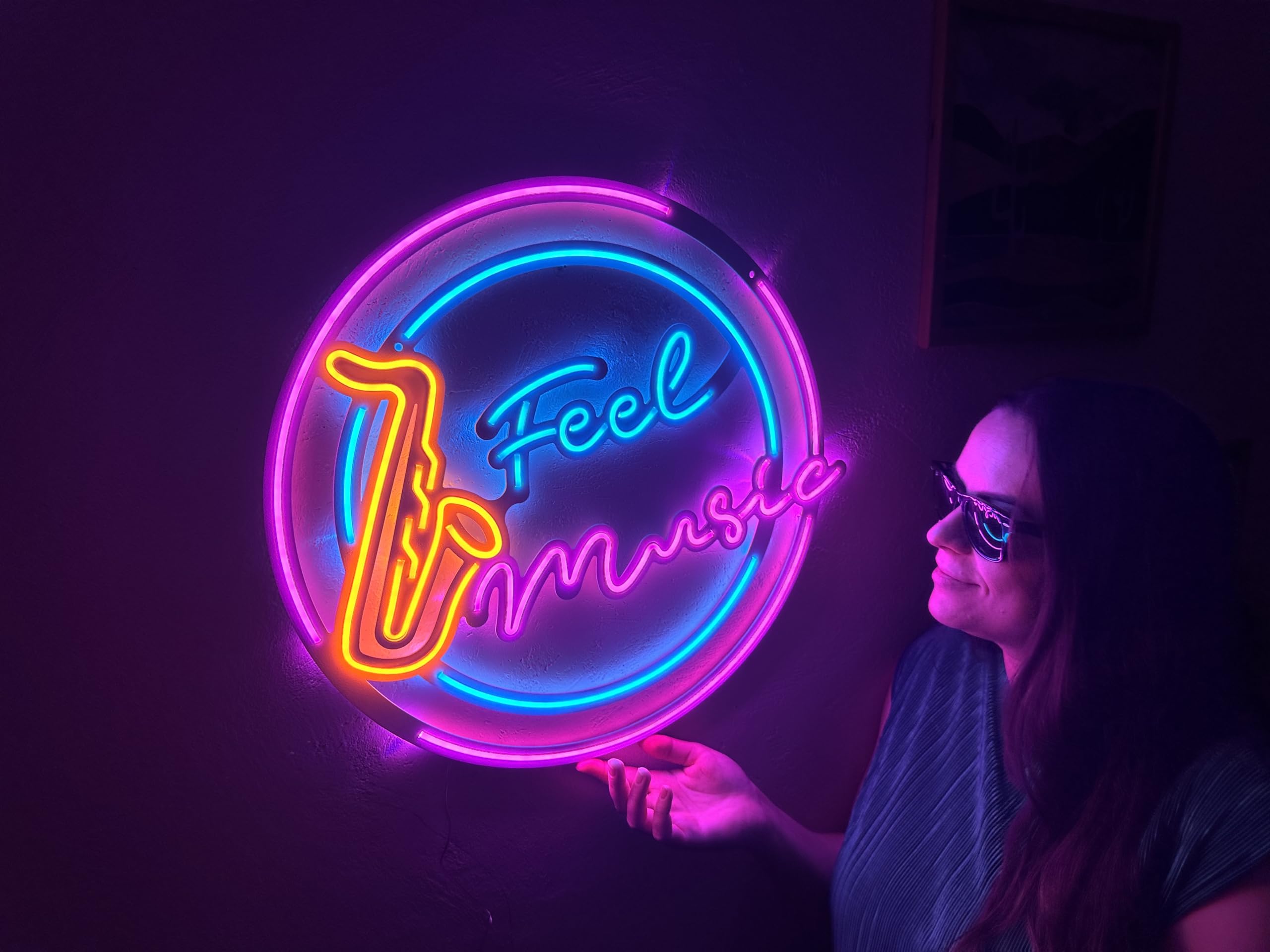Feel Music - Insegna in metallo al neon, splendida decorazione da parete a LED con retro in metallo, perfetta per studi musicali, bar o spazi abitativi. Insegna luminosa al neon vivace per gli amanti