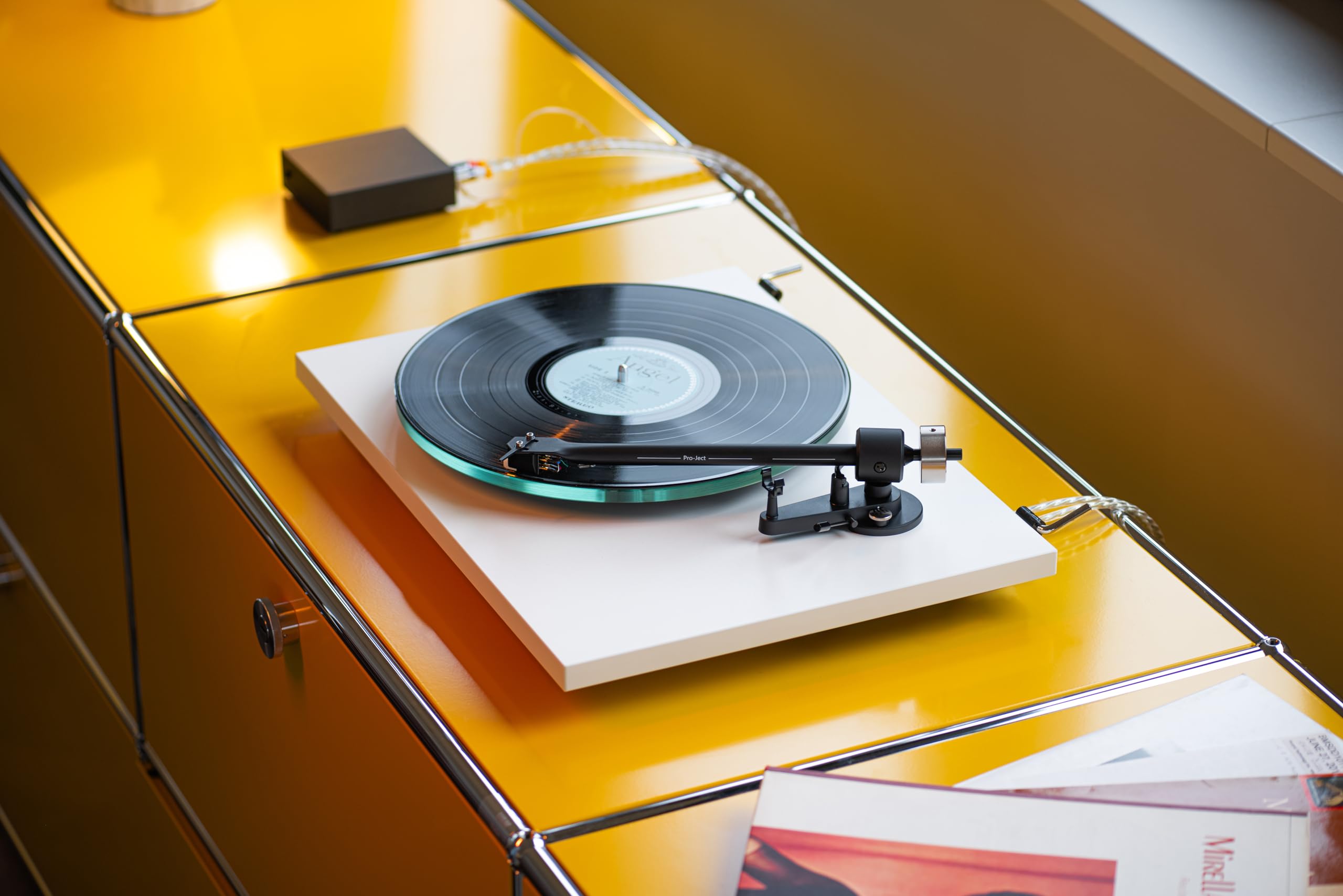 Pro-Ject T2 Super Phono Platine audio Plug and Play avec préampli MM-Phono de qualité supérieure, plateau en verre massif, blanc