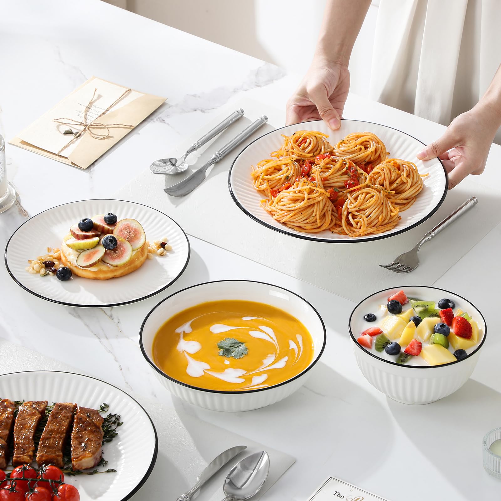MALACASA Servizio di Piatti in Porcellana per 6 Persone, 24 Pezzi Set Piatti Moderni con Rilievo a Motivi Ondulati, Bianco con Bordi Neri - Serie LEILA