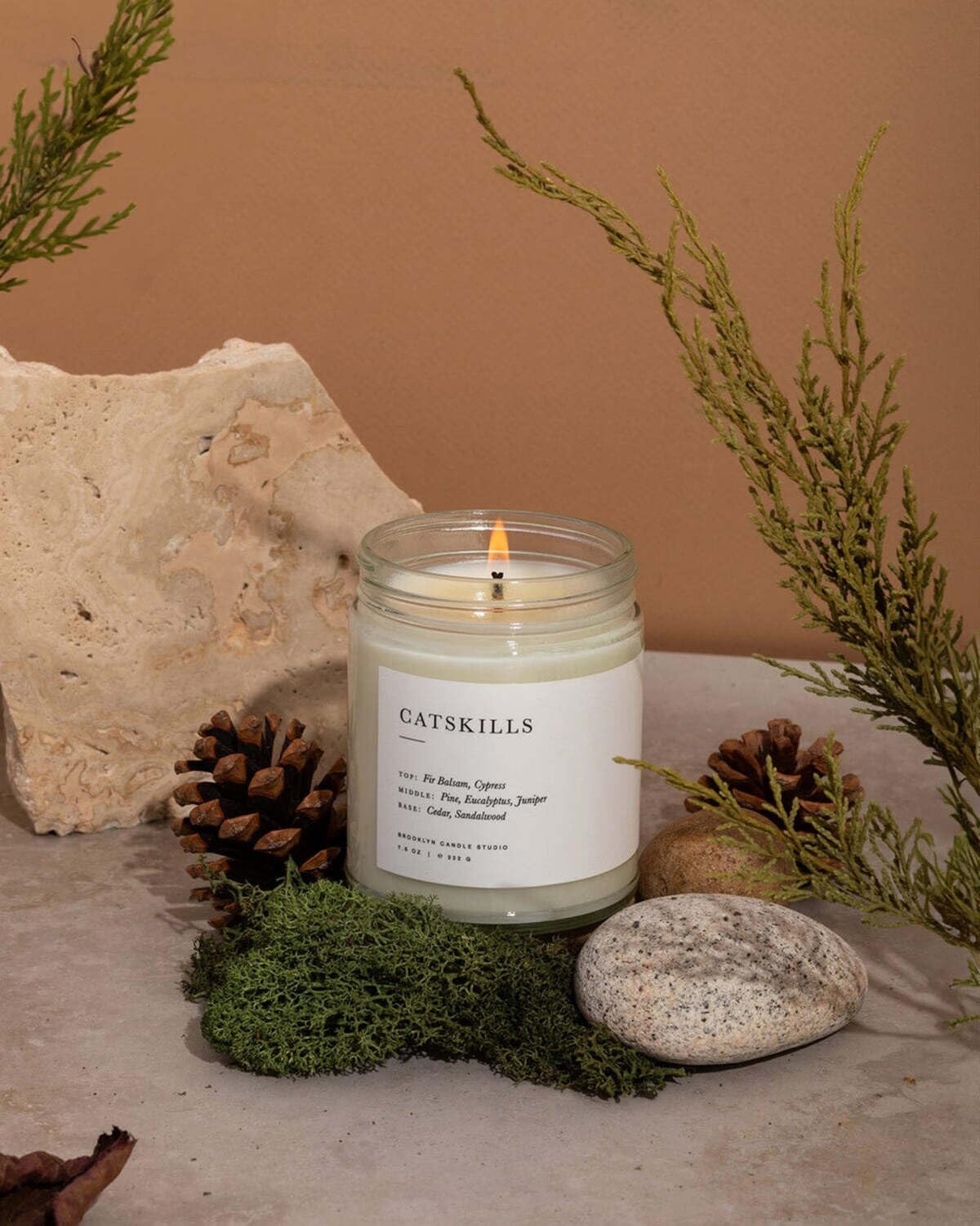 Brooklyn Candle Studio Catskills - Vela perfumada de lujo, cera de soja vegana, vertida a mano en los Estados Unidos, 50 horas de tiempo de combustión lenta, 7.5 onzas