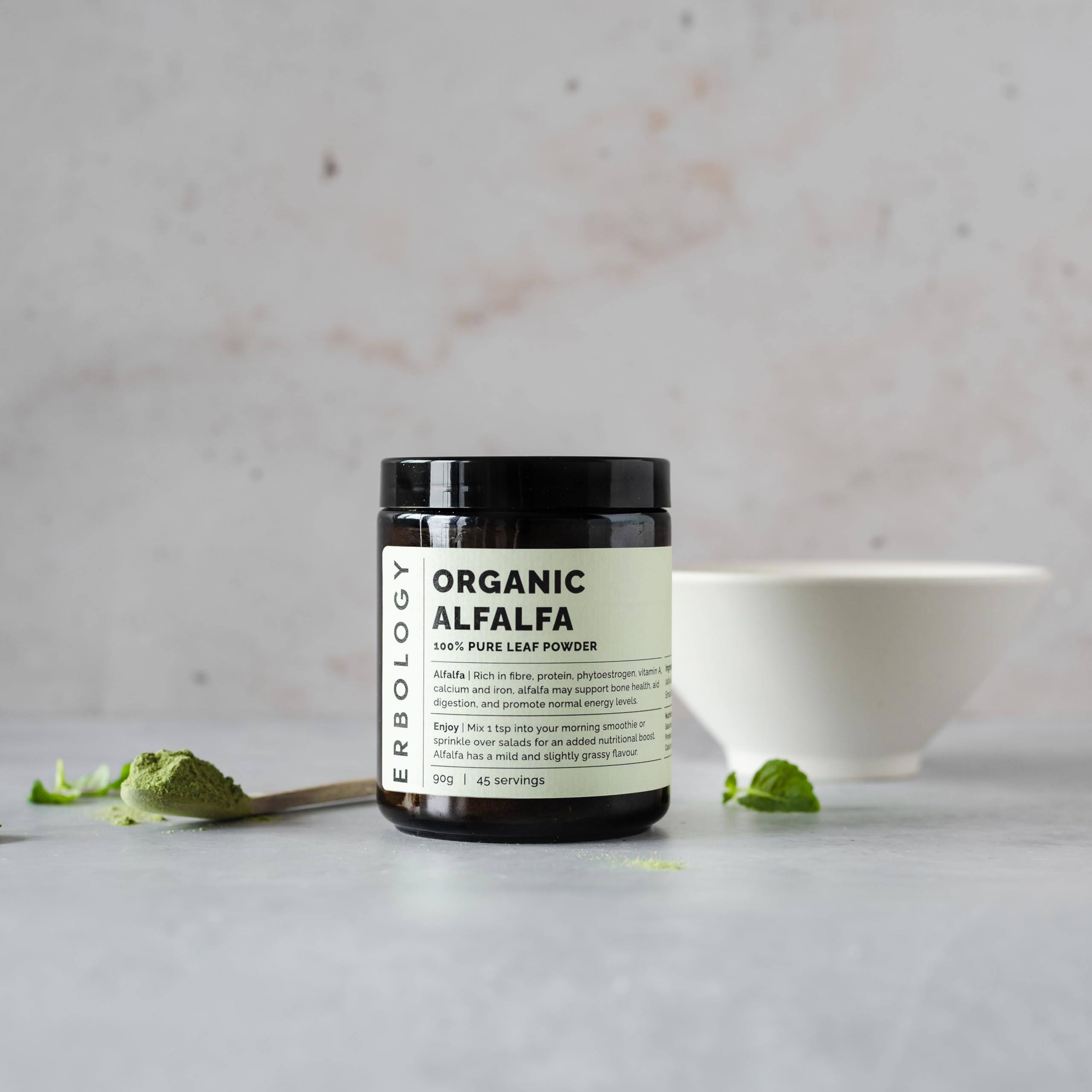 Erbology Polvo de alfalfa orgánica de 90 g, 45 porciones, apoya la salud ósea e intestinal, rico en vitamina A, calcio y hierro, de origen sostenible directamente de la granja, lote pequeño, vegano,