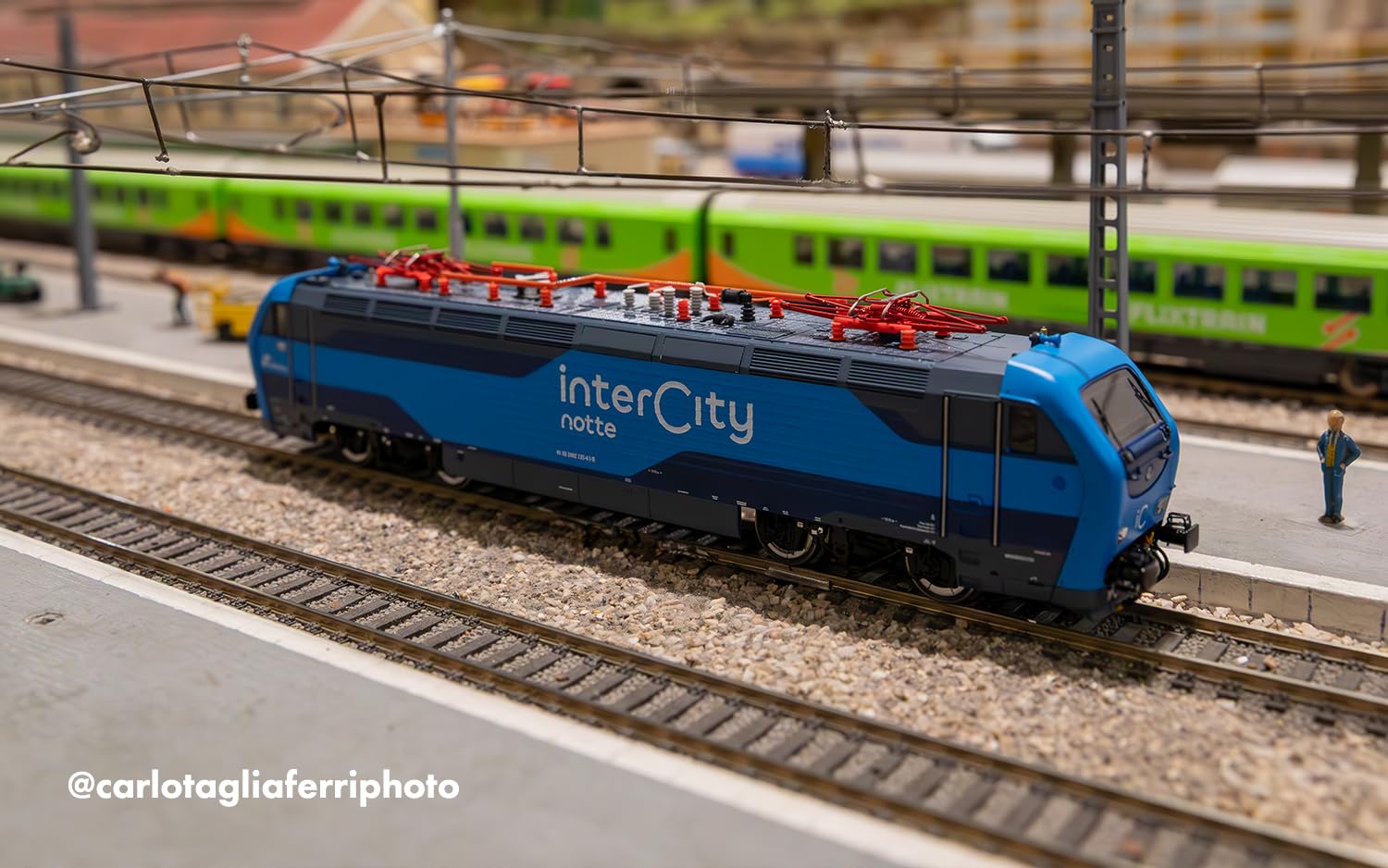 Rivarossi HR2982S FS, locomotiva elettrica E.402B nella nuova livrea blu "Intercity", ep. VI, con decoder sonoro DCC Locomotiva - Elettrica