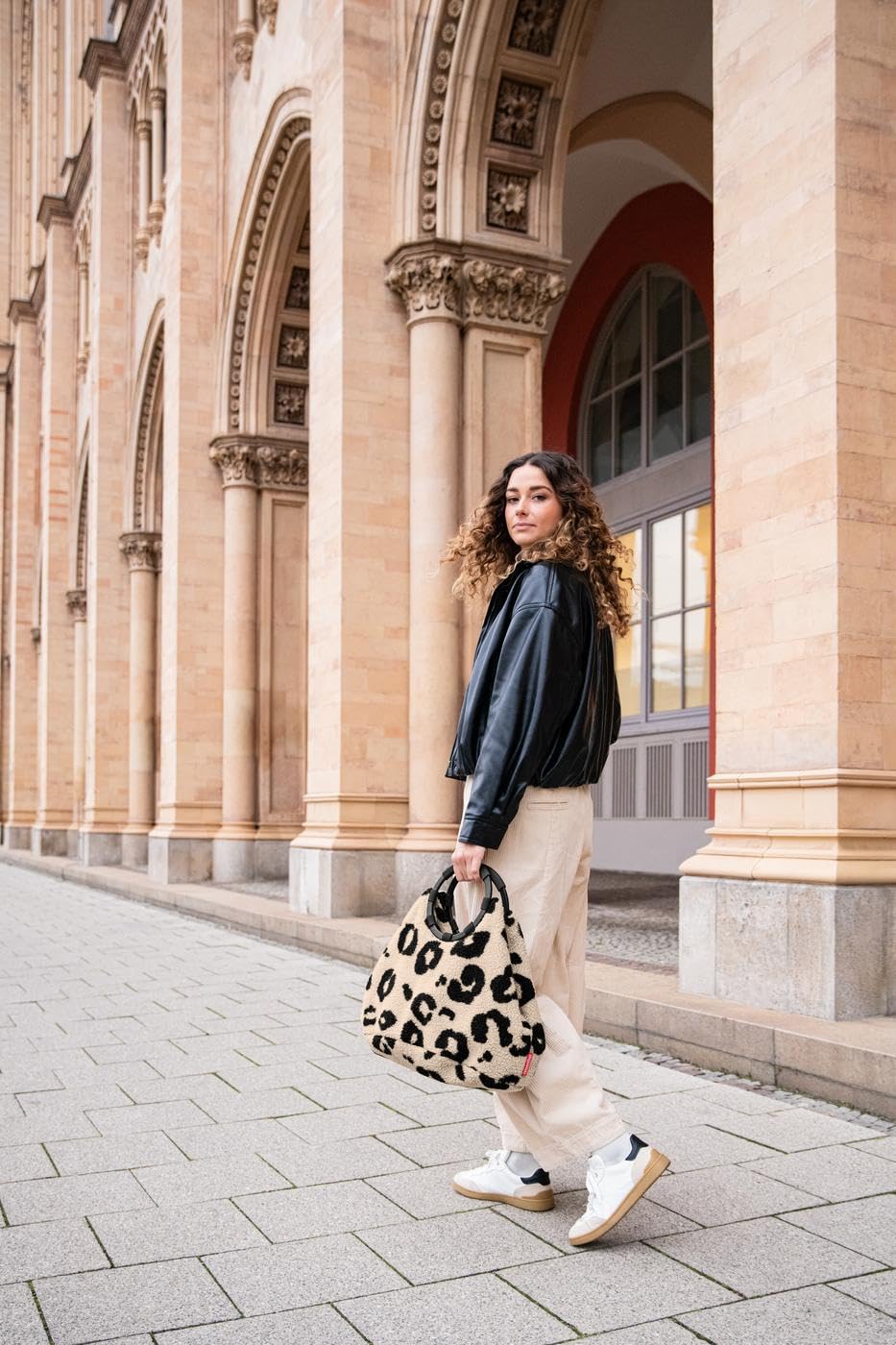 reisenthel Loopbag hobo – Elegante Hobo-Tasche – vielseitig, stylisch, mit Metallgriffen und Soft-Touch-Material.