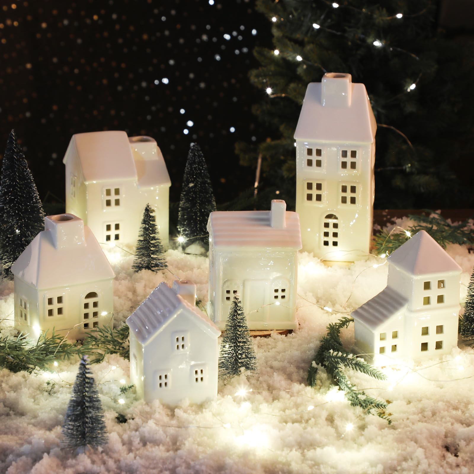 Blueweenly 16-teiliges Keramik-Weihnachtsdorf-Set beinhaltet 6 weiße Porzellan-Dorfhäuser, 9 Weihnachtsbäume und 50 LED-Lichter mit Fernbedienung für Weihnachten, Urlaub, Kaminsims,