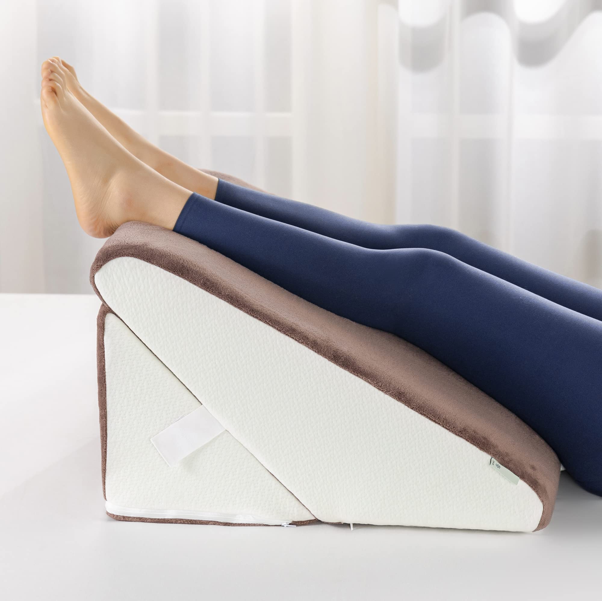 ZINUS 多機能 ウェッジピロー 枕 Wedge Pillow 硬め ブラウン 56 × 30 × 56cm ZINUS 多機能 ウェッジピロー 枕 Wedge Pillow 硬め ブラウン 56 × 30