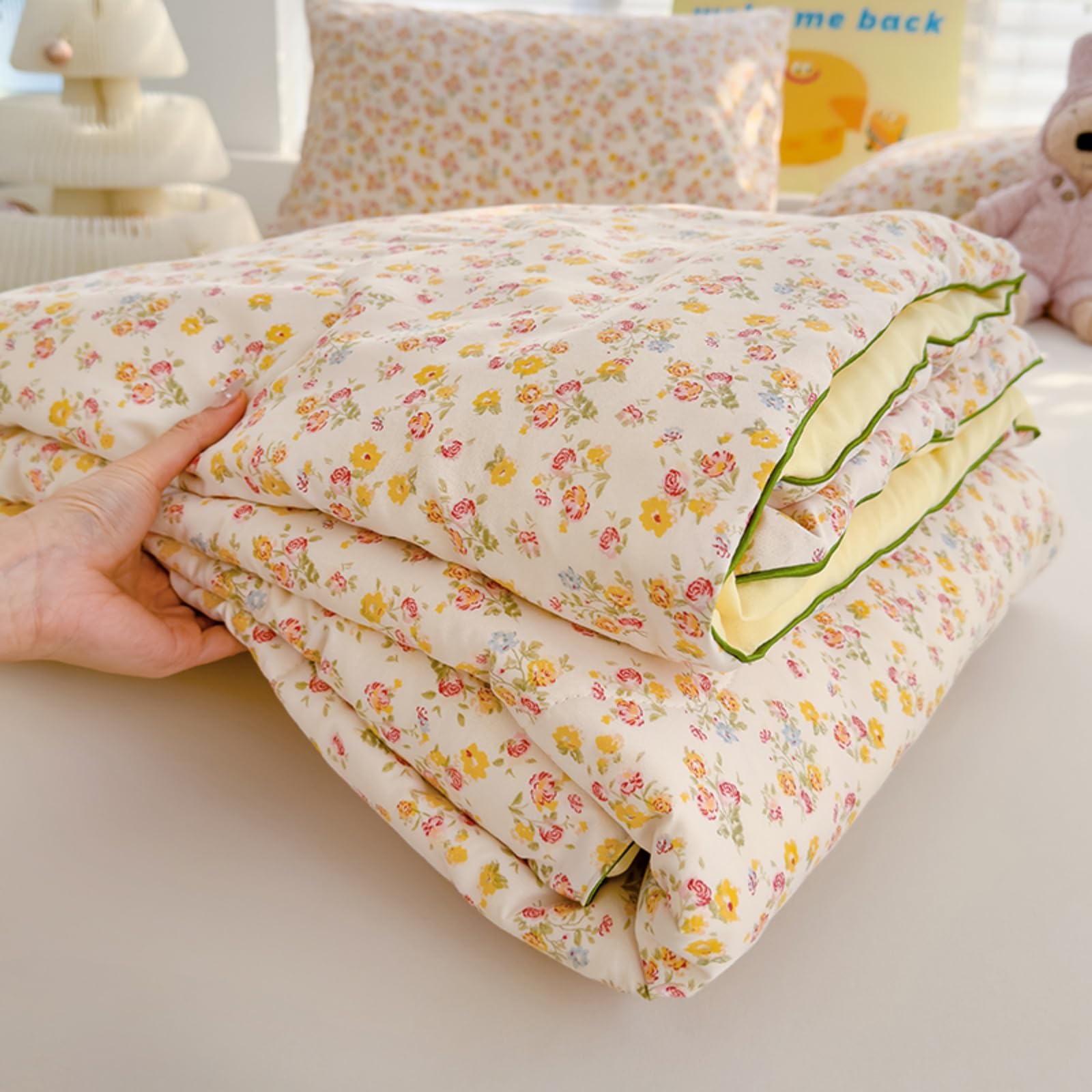 Odot Coverless Duvet 4.5 Tog for Single Double King Size, Summer Duvet No Cover Cosy and Lightweight Quilt Breathable Bedspreads Quilted Throw for Beds (Yellow Roses,150 * 200cm)