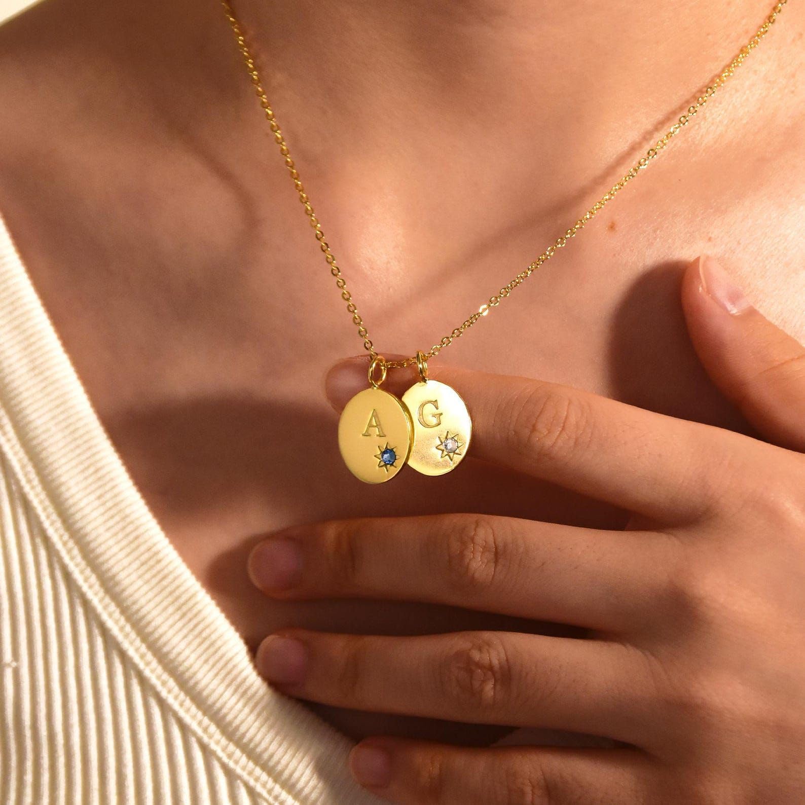 Iniziale e collana con pietra portafortuna, inciso lettera delicato gemma compleanno per lei