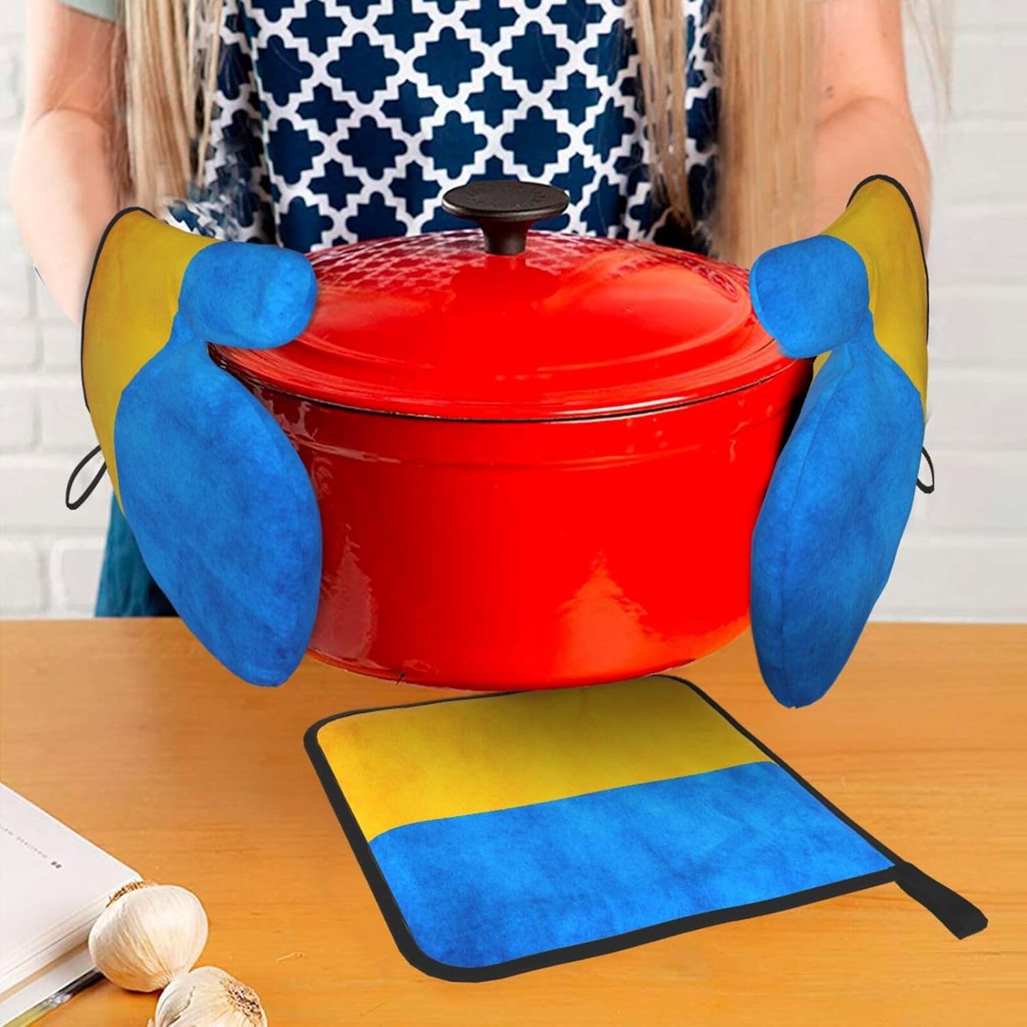 Ukrainian Flag Print Heat Resistant Microwave Gloves, Used for Baking, Cooking, and Fashion Kitchen Essentials