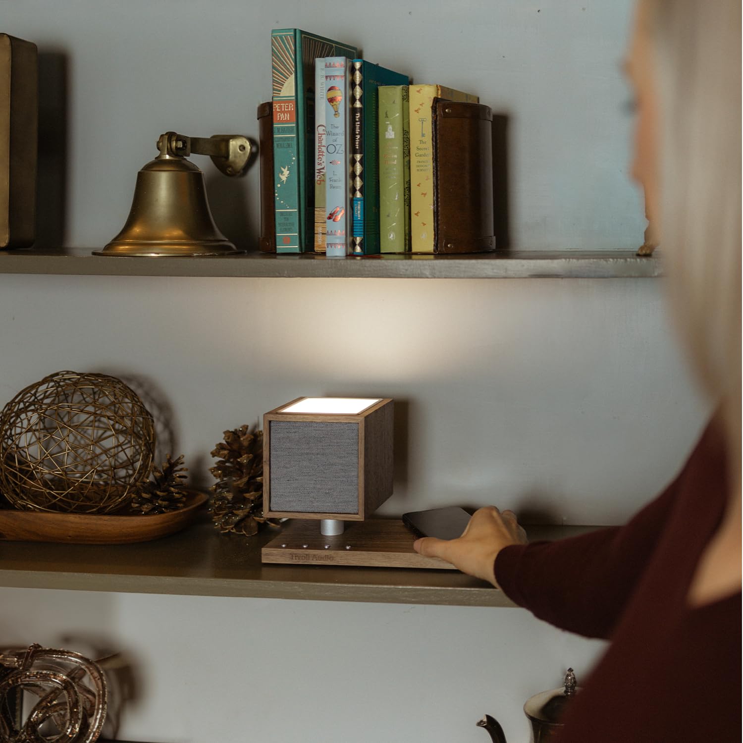 Tivoli Audio 'Revive' - Altoparlante Bluetooth con ricarica wireless e lampada LED (noce/grigio)
