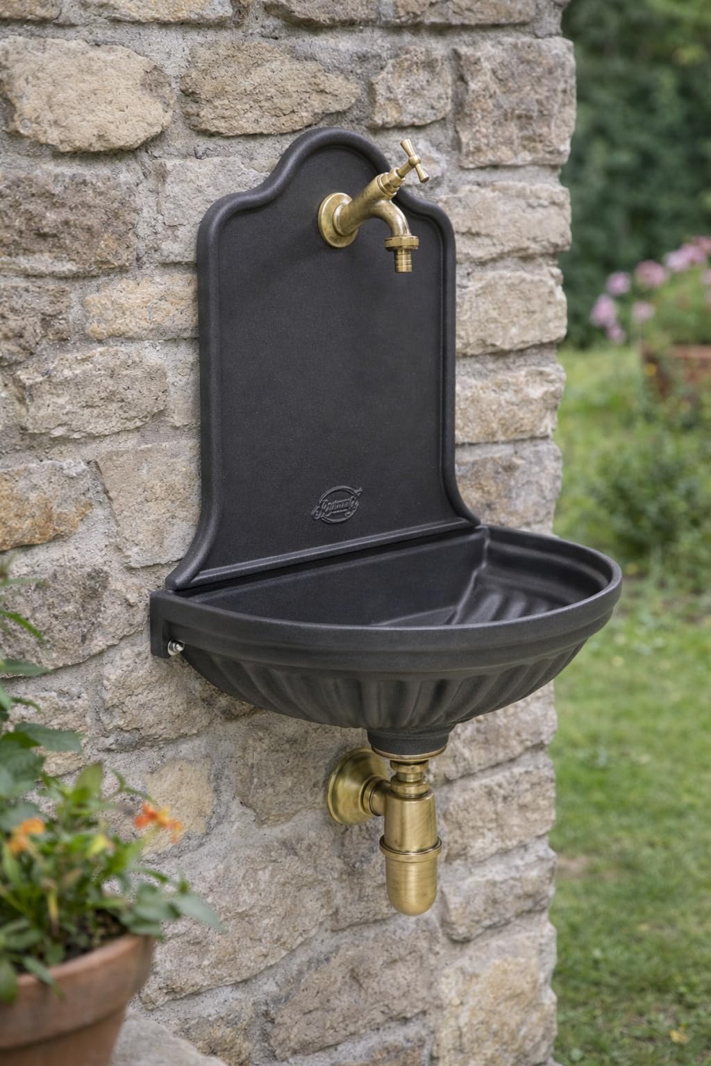 Fonderia Bongiovanni Fontana a Muro Parete Modello Barcellona per Casa Giardino con Rubinetto e Sifone in Ottone Finitura a Scelta (Brunito)