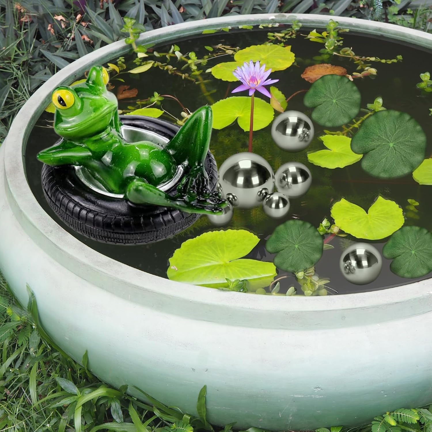 Mini estanque decorativo con 6 bolas plateadas y 2 flores de loto para mini estanques de terraza, bañeras de zinc, fuentes solares, jardín, balcón, estanque, decoración (rana en neumáticos)
