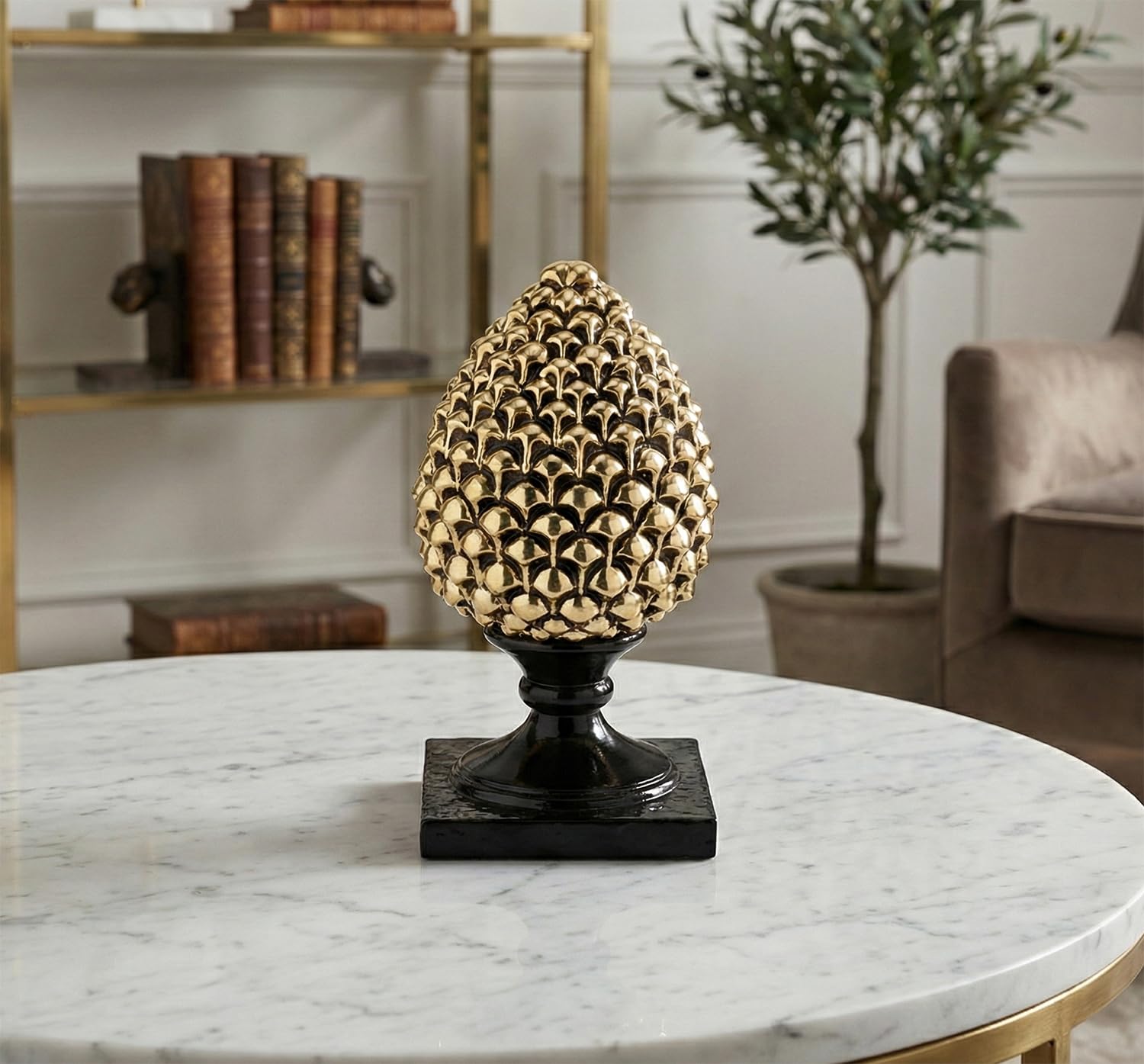 Surmeuble pomme de pin sicilienne en résine or et base noire VL