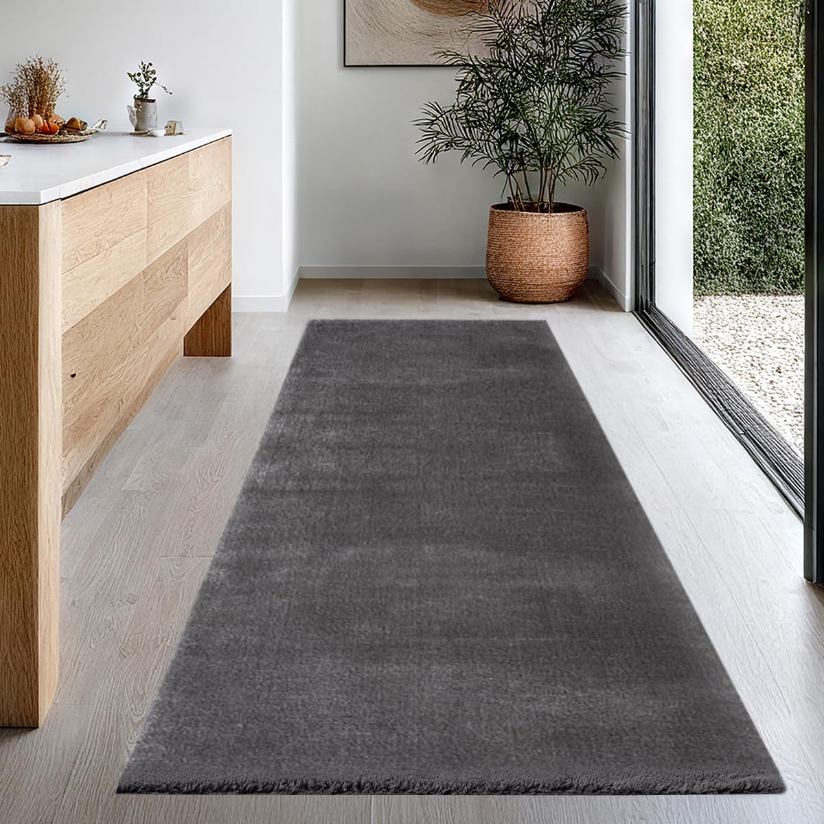 the carpet Relax Moderner Flauschiger Kurzflor Teppich, Anti-Rutsch Unterseite, Waschbar bis 30 Grad, Super Soft, Felloptik, Anthrazit, 80 x 300 cm