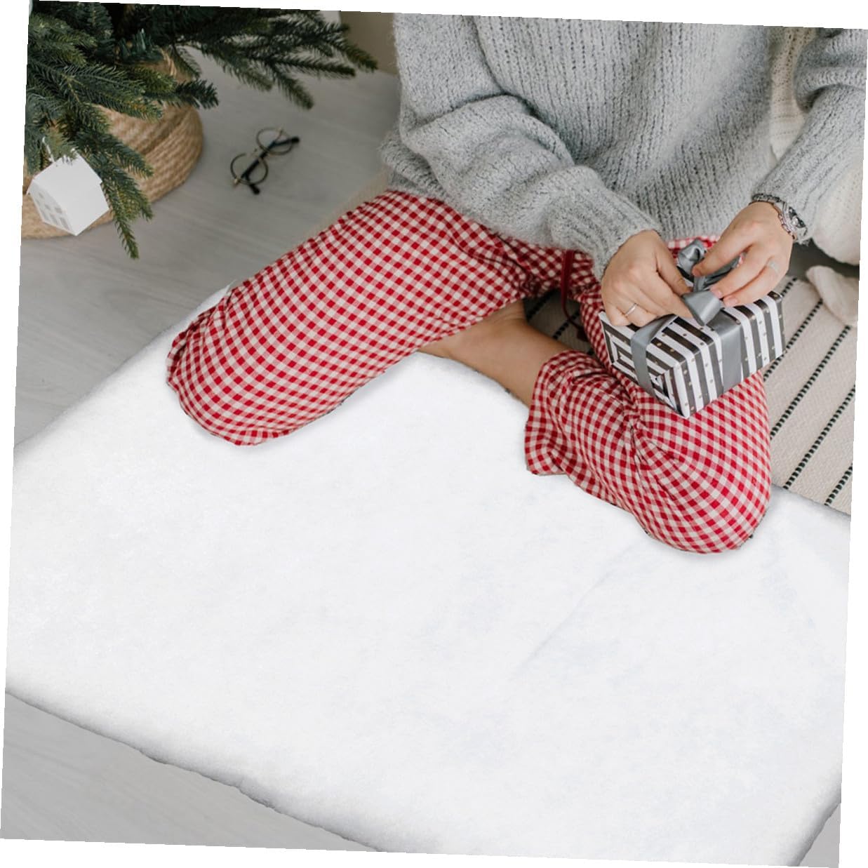 2pcs Thick White Faux Snow Blanket 1.5x1m Artificial Snow Carpet for Christmas Village Holiday Decor Indoor Winter Scene Blanket for Home Decoration
