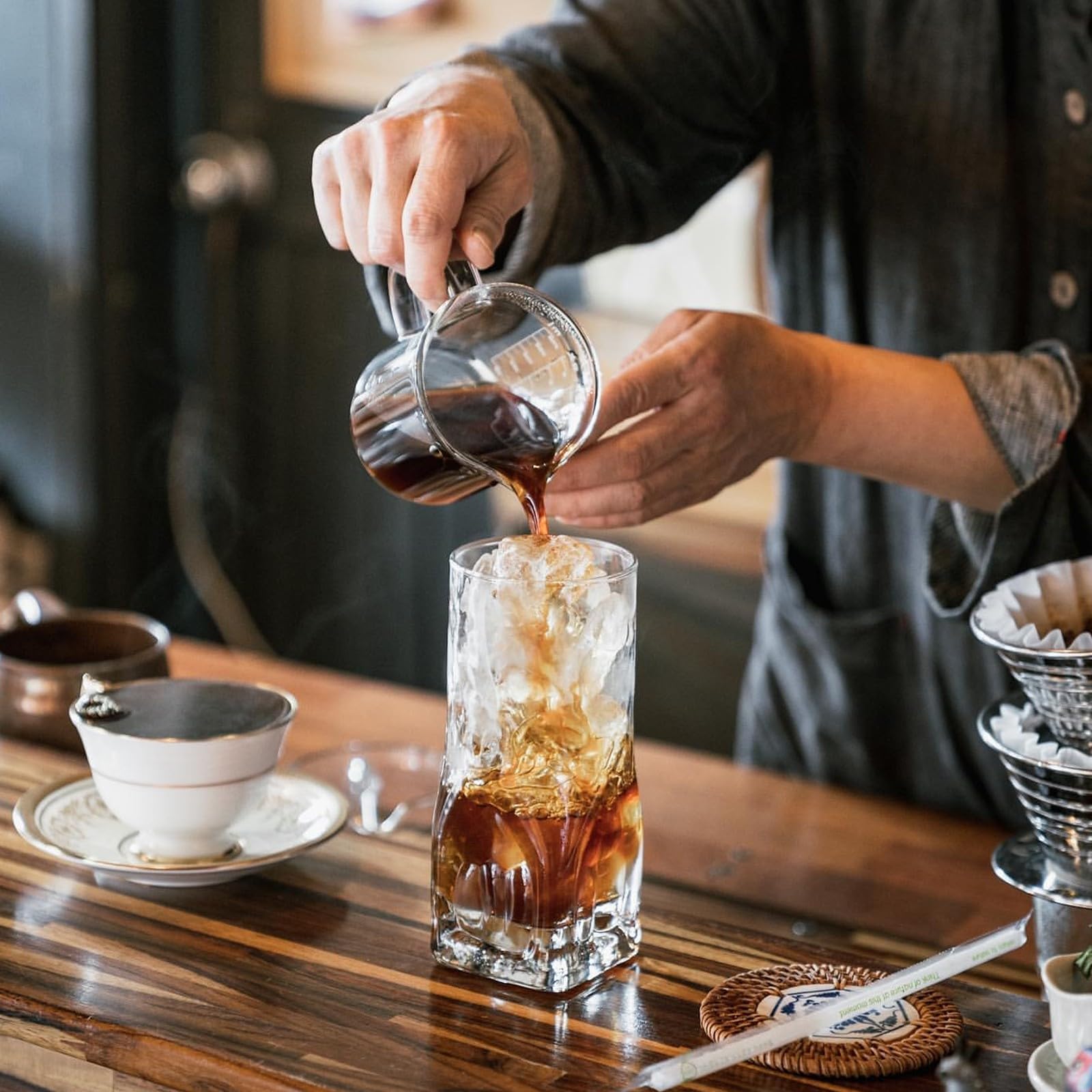 Szuflada do przechowywania kapsułek z przezroczystą szklaną tacą – oszczędność miejsca na kapsułki Nespresso, Keurig i Dolce Gusto, stylowe akcesoria kuchenne