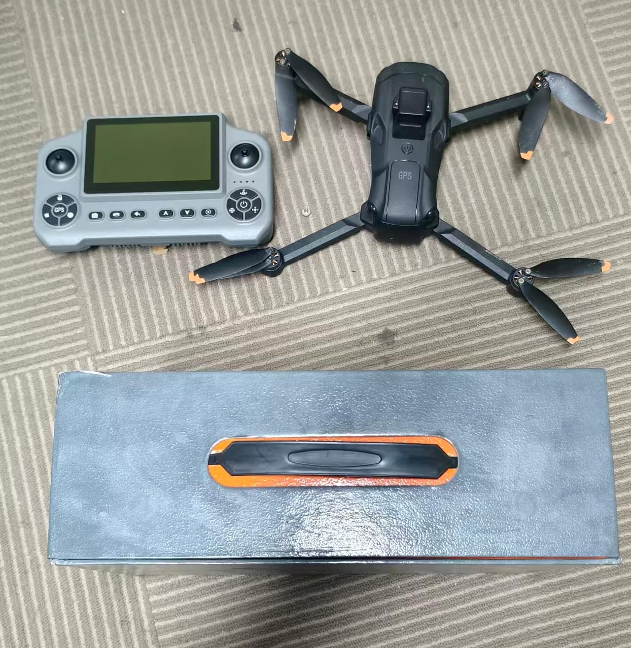 Drone GPS con fotocamera 2K HD, telecomando display 5,1", quadricottero FPV pieghevole per principianti, posizionamento ottico, ritorno con un tasto, evitazione ostacoli, 2 batterie, scheda SD