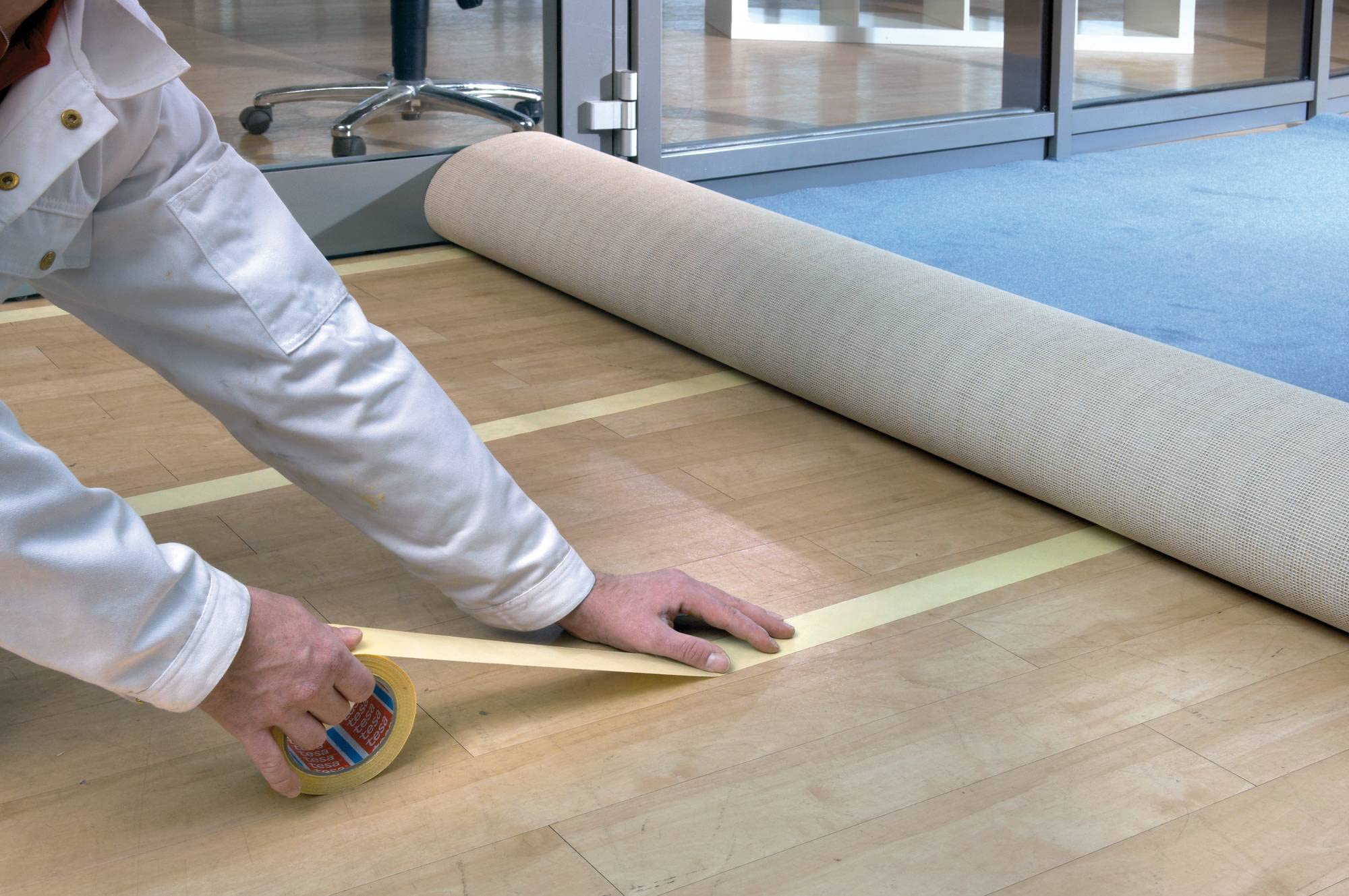 tesafix 4944 Verlegeband extra stark - 6er-Pack - Verlegeklebeband für dauerhafte Teppichboden-Verklebung auf rauen Oberflächen - Teppichklebeband transparent - je 25 m x 5 cm