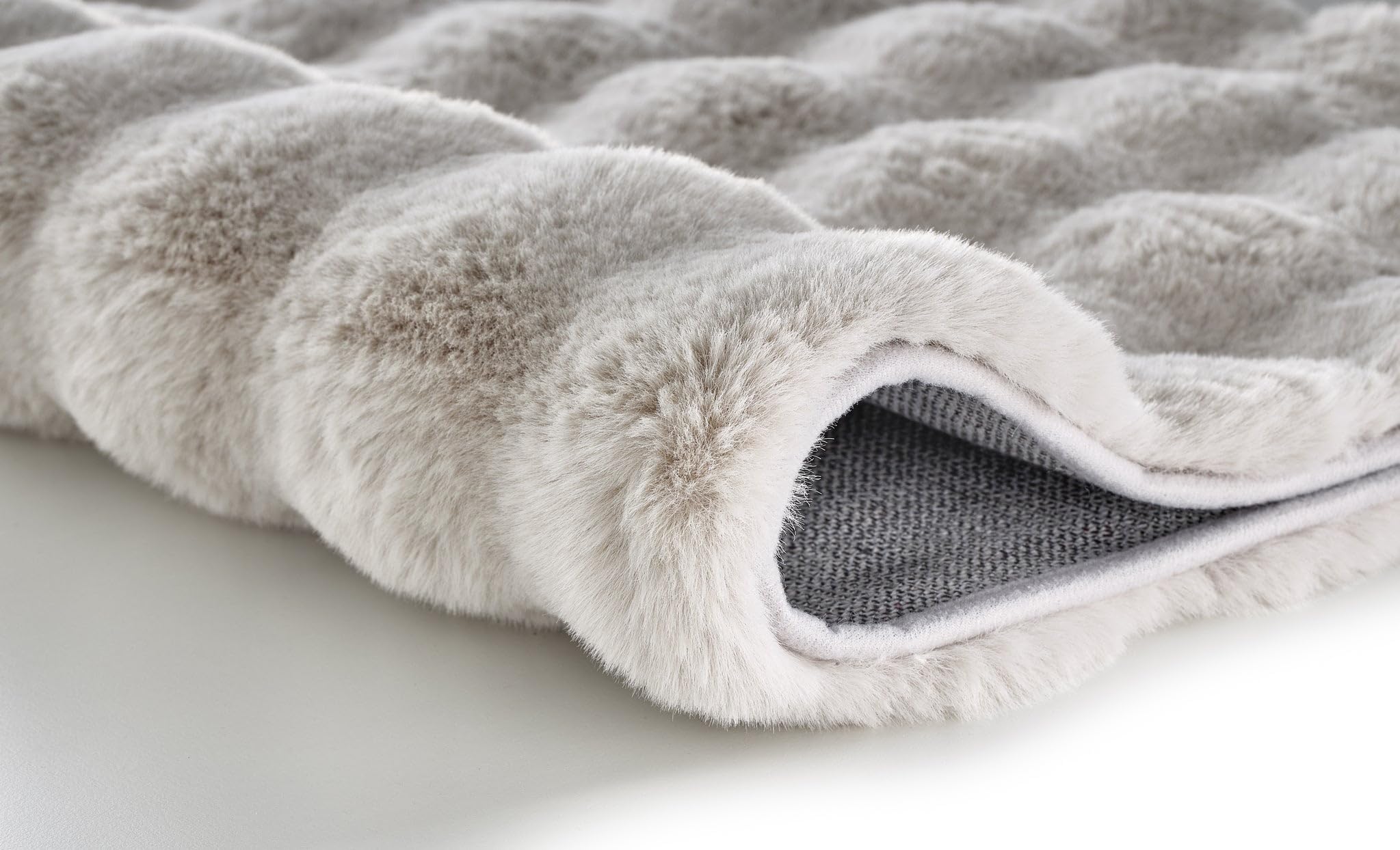 Kleine Wolke Badteppich Cloud Seidenfarben 70 x 120 cm | OEKO-TEX zertifiziert, rutschhemmende Unterseite, für Fußbodenheizung, maschinenwaschbar, 100% Polyester