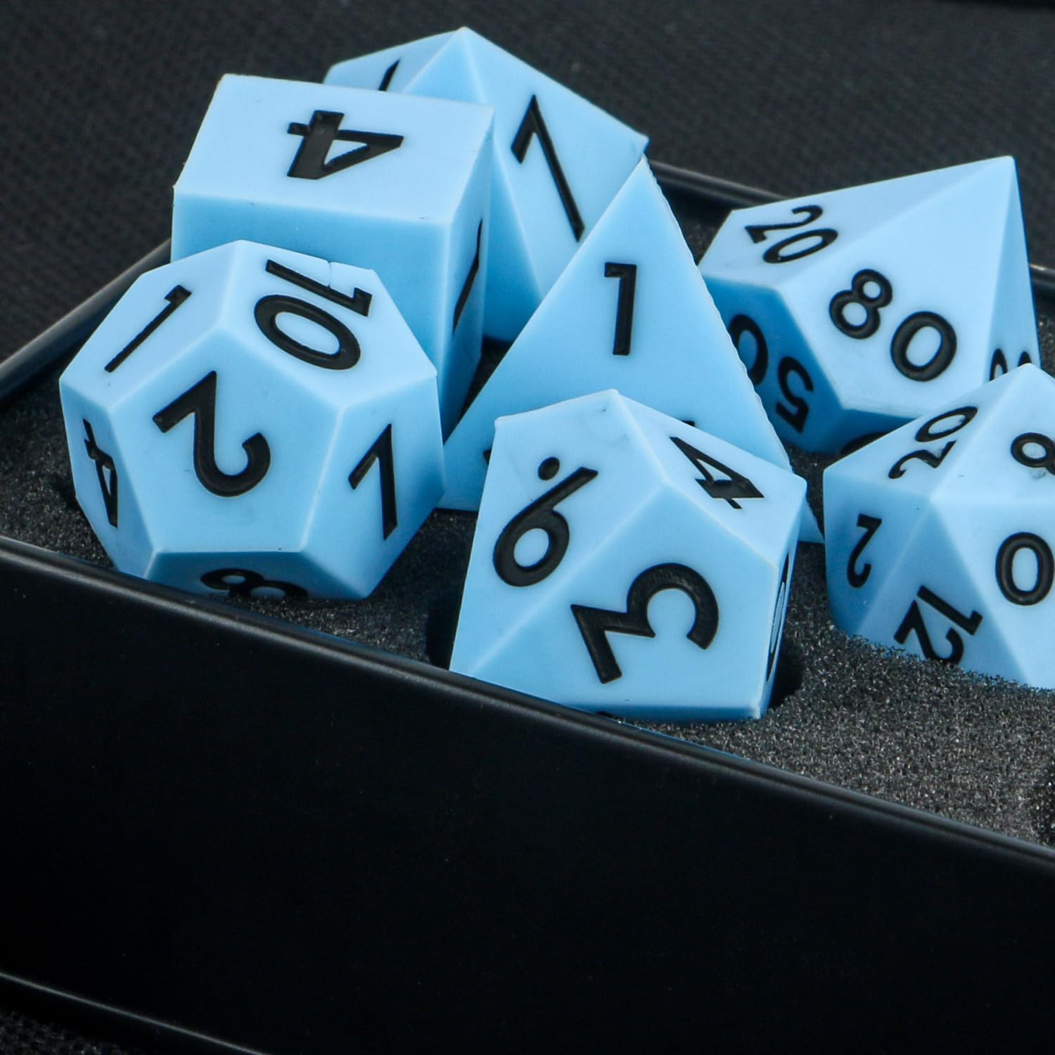 DND Zestaw kości do gry w kości Sharp Edge, 7-częściowy, DND, wielościenne, ze złotym liściem, wykwintne blaszane pudełko, idealne do Dungeons & Dragons RPG i gier planszowych (niebiesko-czarny