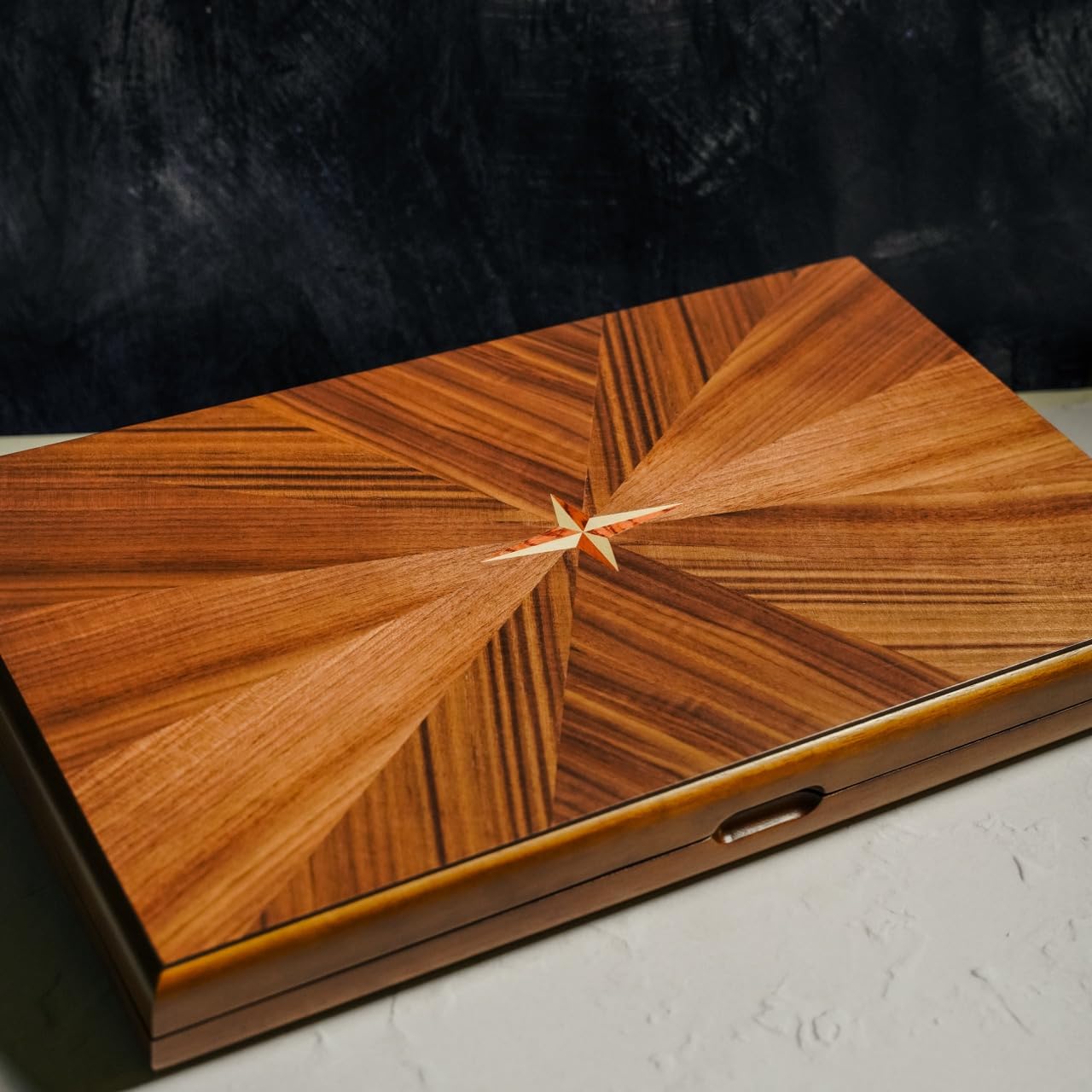 Luxuriöses handgefertigtes Backgammon-Set aus Walnussholz, für 2 Spieler, ab 14 Jahren, handgefertigt in Italien von Italfama, Turniergröße, 48 x 29 cm geschlossen