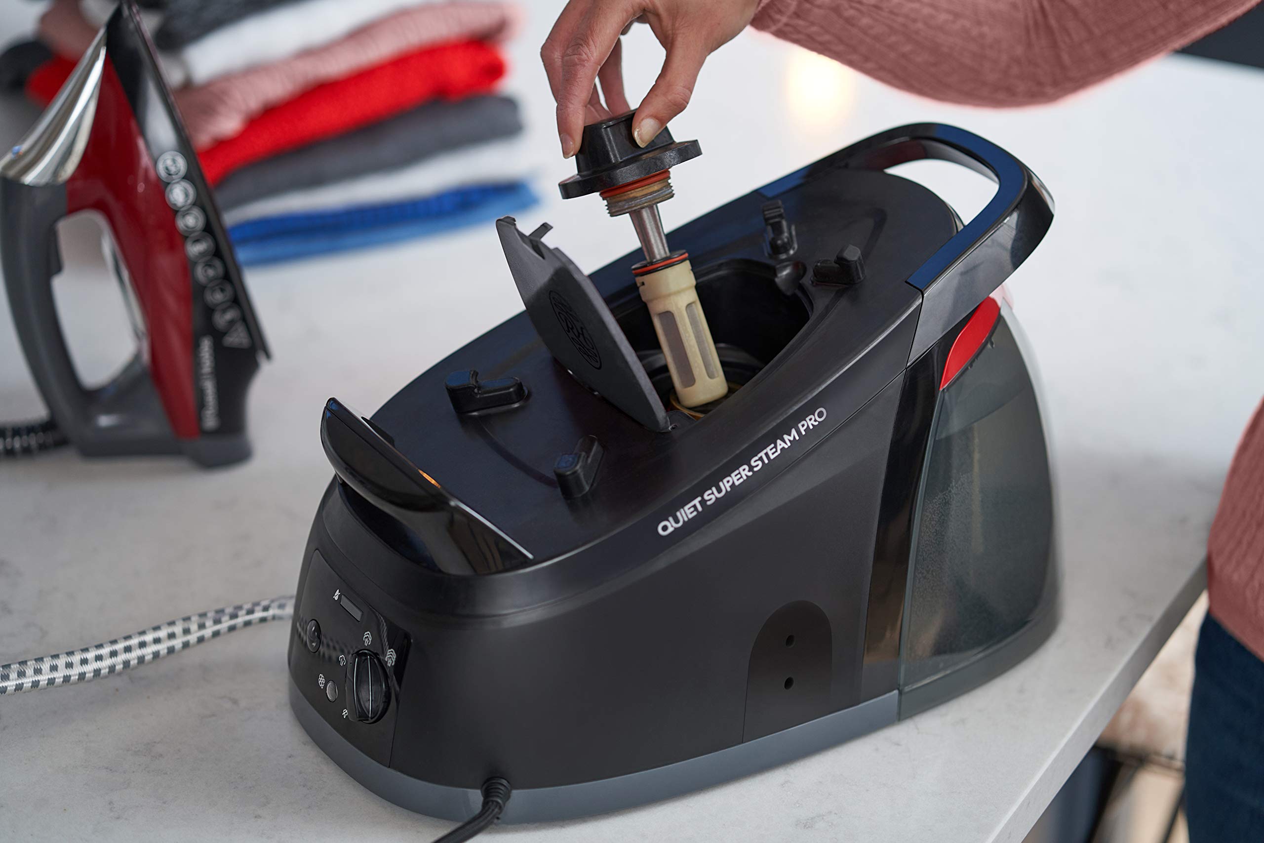 Russell Hobbs Centro de Planchado Quiet Super Steam Pro - 2750 W, Suela Cerámica, Tecnología One Temperature, Presión 8 Bares, Depósito 1,8L, Antical, Vapor Generado 315 g, Negro y Rojo - 24460-56