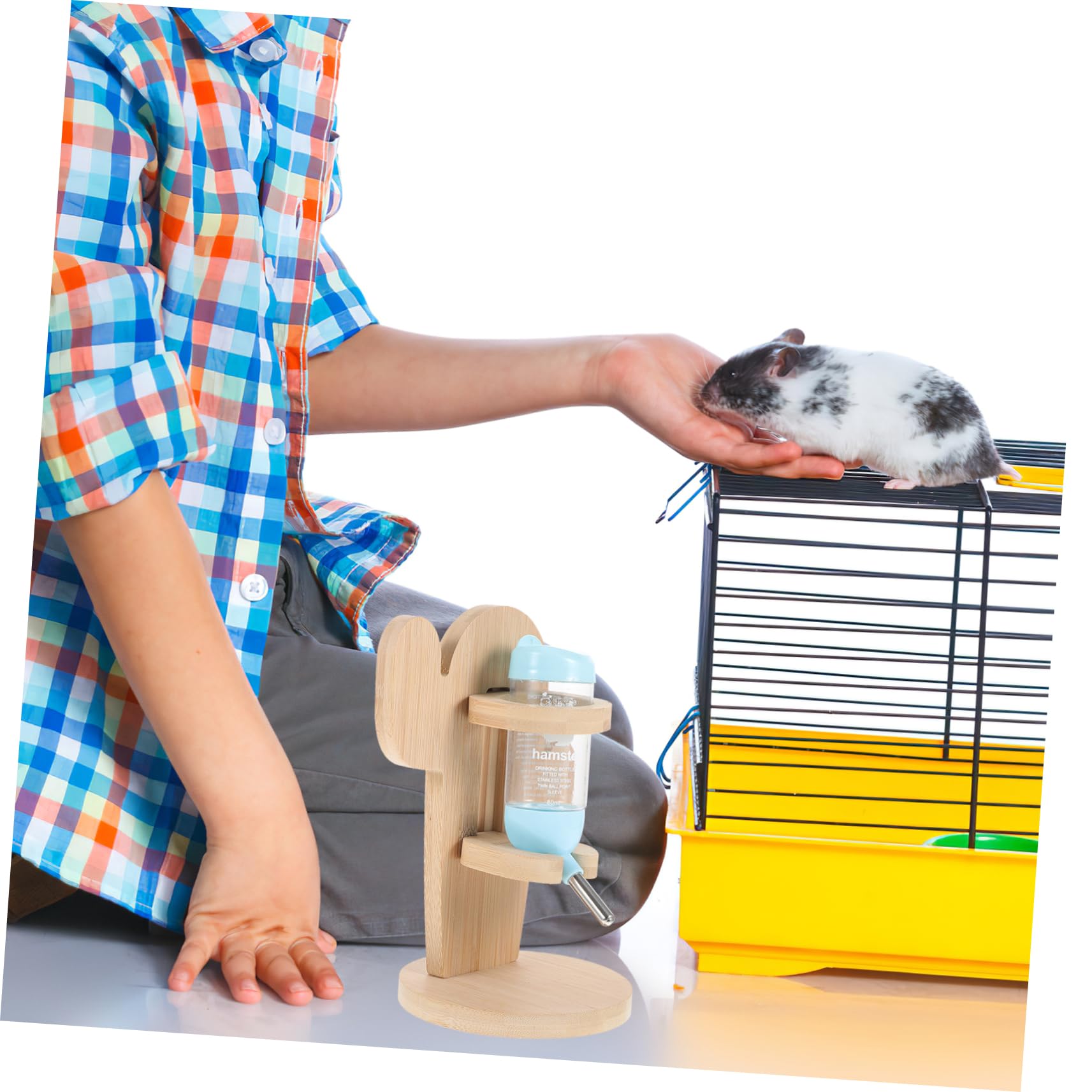 Toddmomy Distributeur d'eau Vertical Couleur Aléatoire Design Pratique et Facile à Utiliser en Bois et Plastique Bouteille Transparente pour Petits Animaux pour Cages d'animaux