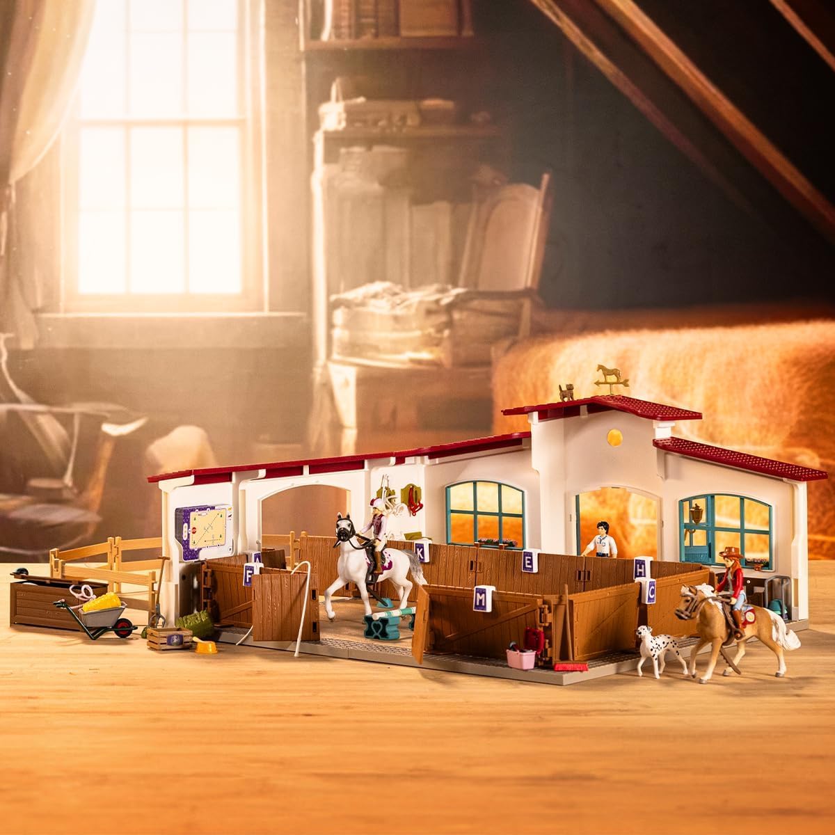 Schleich Horse Club | Picadero Cubierto Peppertree 42639 | con obstáculos, Paddock y Muchos Accesorios | Regalo Ideal y Juguetes de Caballos para niños a Partir de 5 años | Set de 179 Piezas | Con obstáculos, paddock y muchos accesorios | gran regalo para