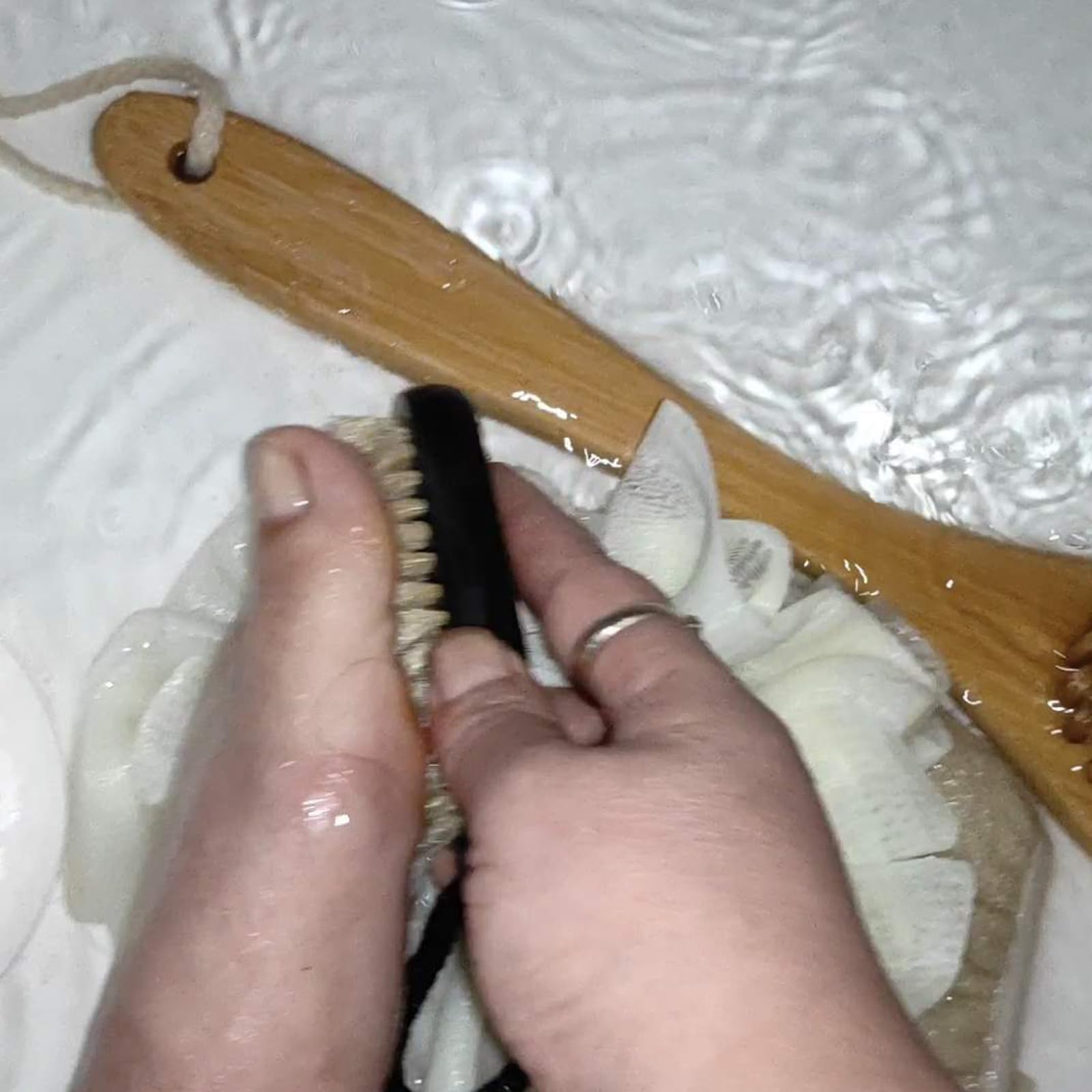 Cepillo de Uñas de Madera Negro x 2 Pulgadas Natural Cerdas de Jabalí para Limpiar los Dedos de la Mano, Dedos del pie para Hombres, Mujeres, Niños, Pedicura Manicure (Dos Caras + Cuerda)