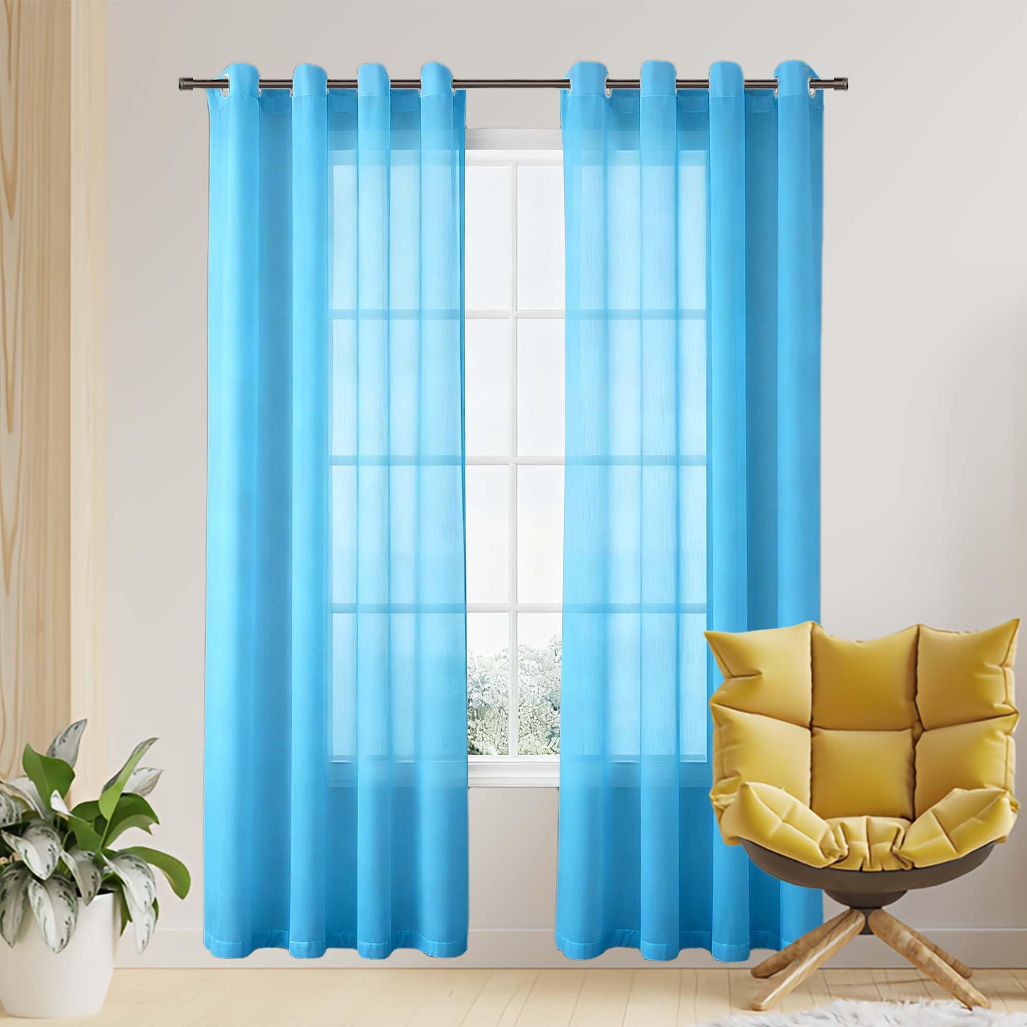 Rideau voilage bleu ciel pour protéger l'intimité du salon