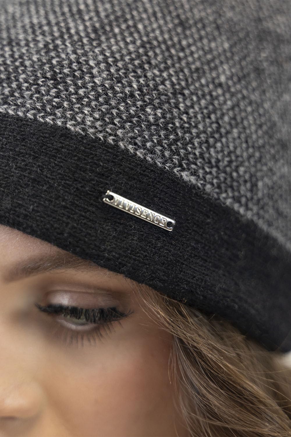 VIVISENCE Bonnet pour Femme L'automne Et l'hiver Élégant avec Pompon en Laine Chaude Ajusté Parfaitement À La Tête Idéal pour Les Froides Journées Décoré d'un Gros Pompon Écologique 7095