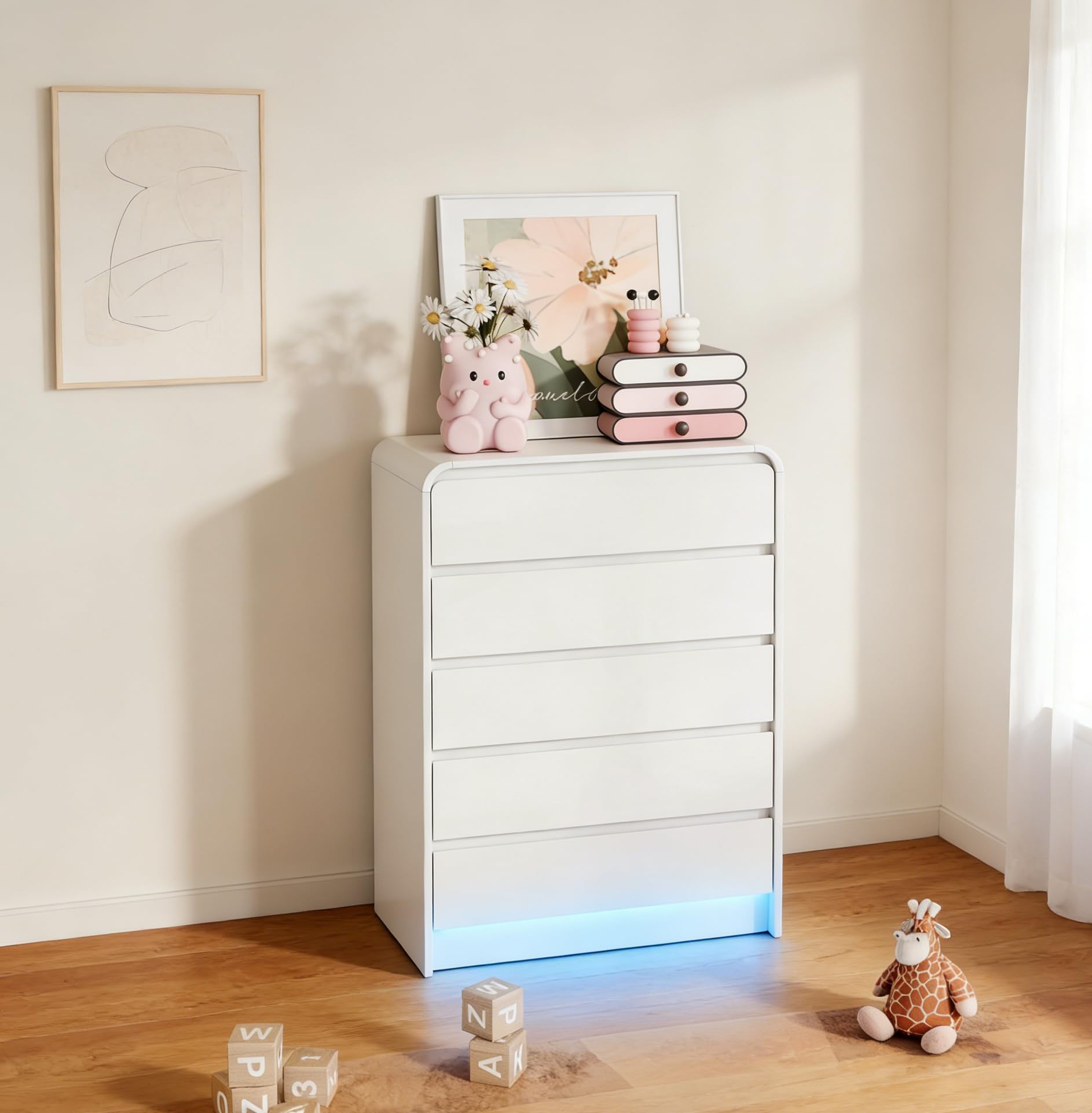 Cómoda blanca de 5 cajones con gran capacidad de almacenamiento y diseño sencillo para salón