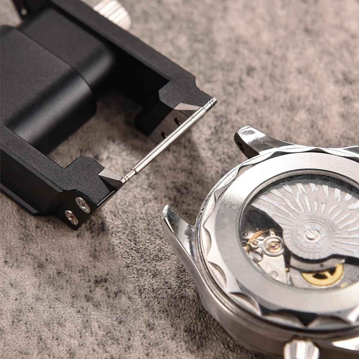 Handliches Uhrenpinzetten Set: Volle Kontrolle und Stabilität für müheloses Entfernen von Uhrenarmbändern. Kompaktes Werkzeug zum Entfernen von