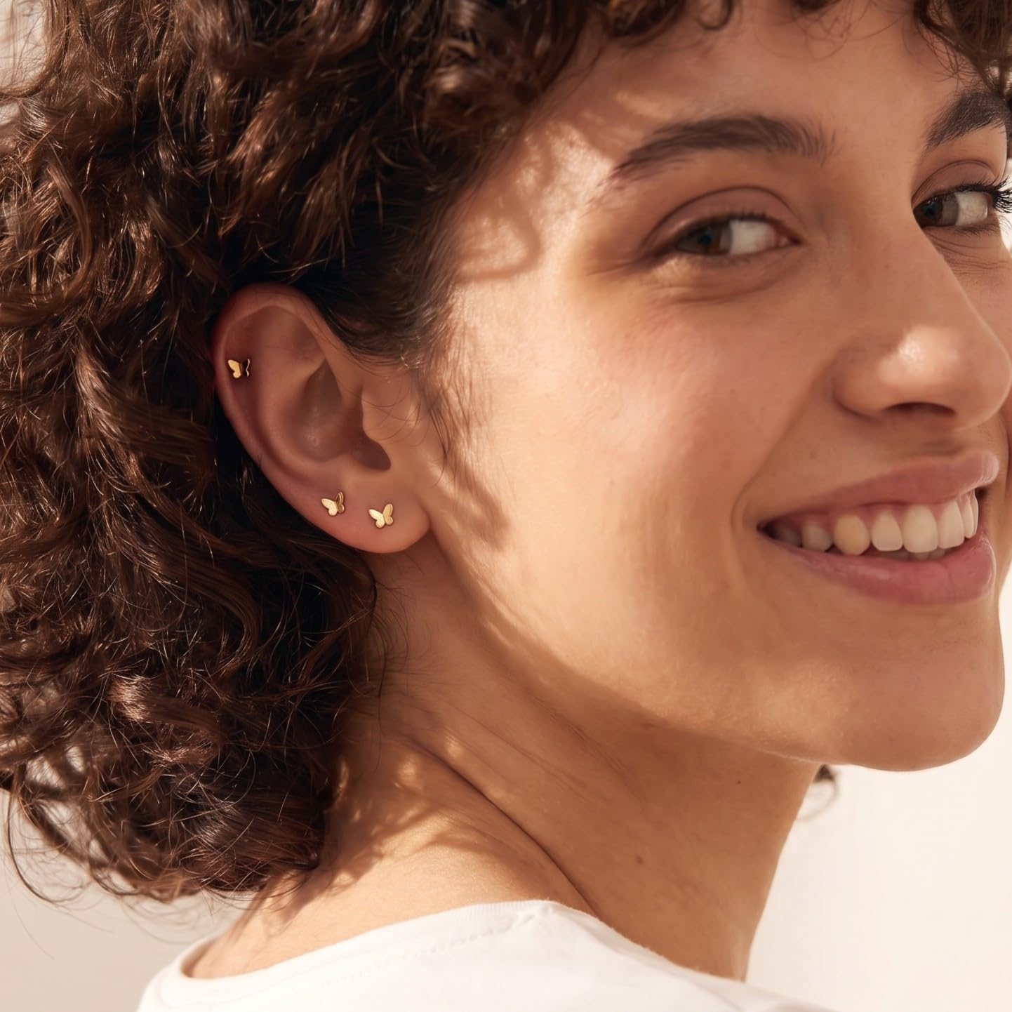 SLUYNZ 925 Plata de ley Pendientes de Mariposa Diminuta para Mujeres Cielo Giles Pequeños Pendientes de Tachuelas