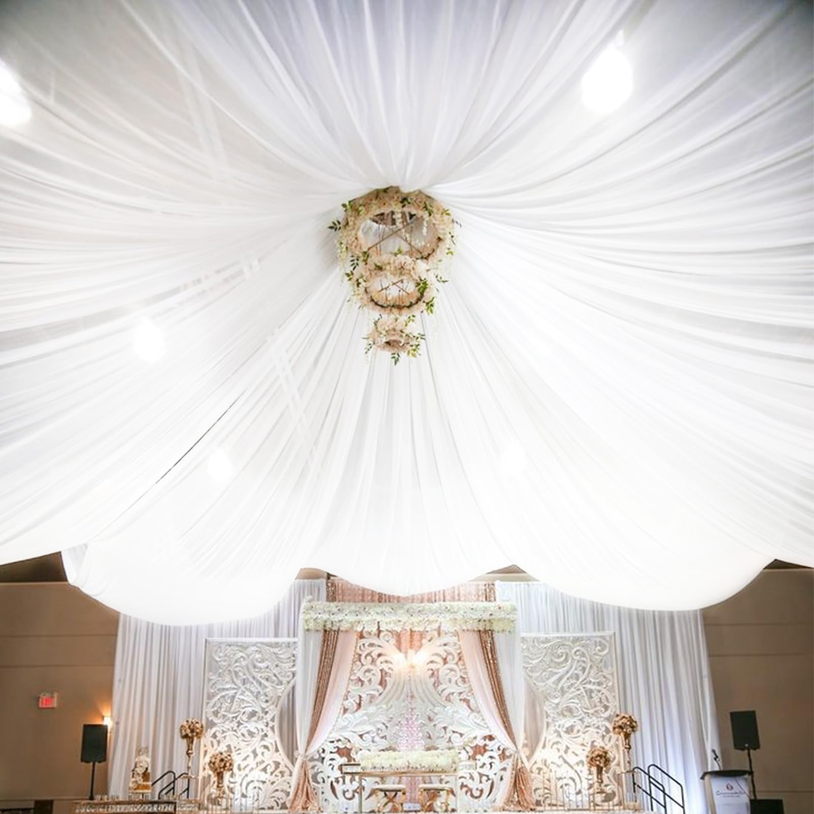 Rideaux de plafond blancs en mousseline pour habiller facilement une salle de mariage ou de fête