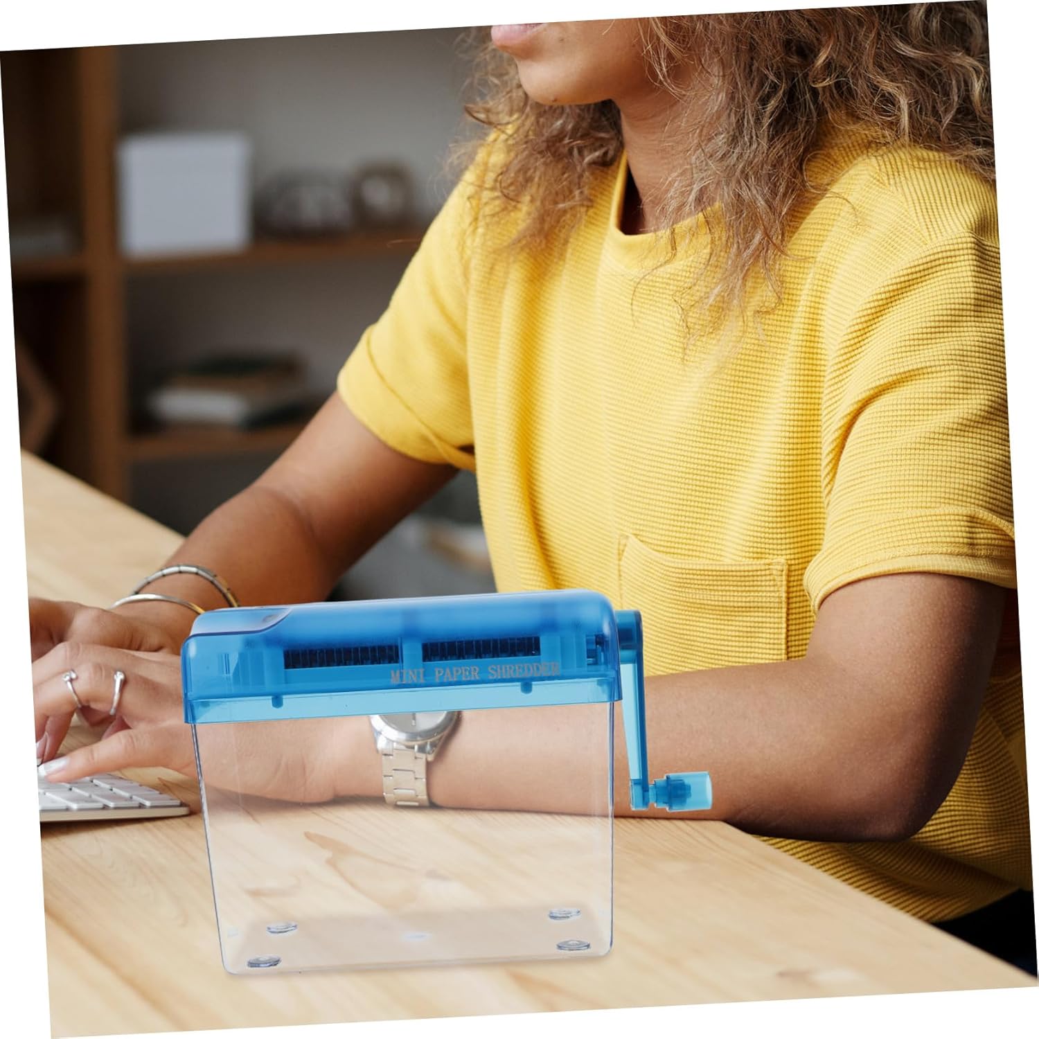 Mini Manual Paper Shredder A6 Desktop Hand Crank Paper Cutter Portable Documents Shredder for Home Office Use