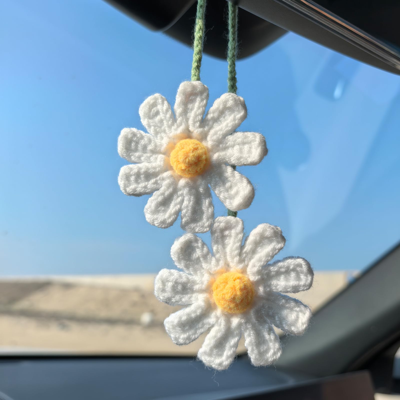 PINCHOUONG Cute Crochet Daisy Car Hanging Ornament, Handmade Knitted Flower Rear View Mirror Charm for Women, Aesthetic Car Accessories for a Cheerful