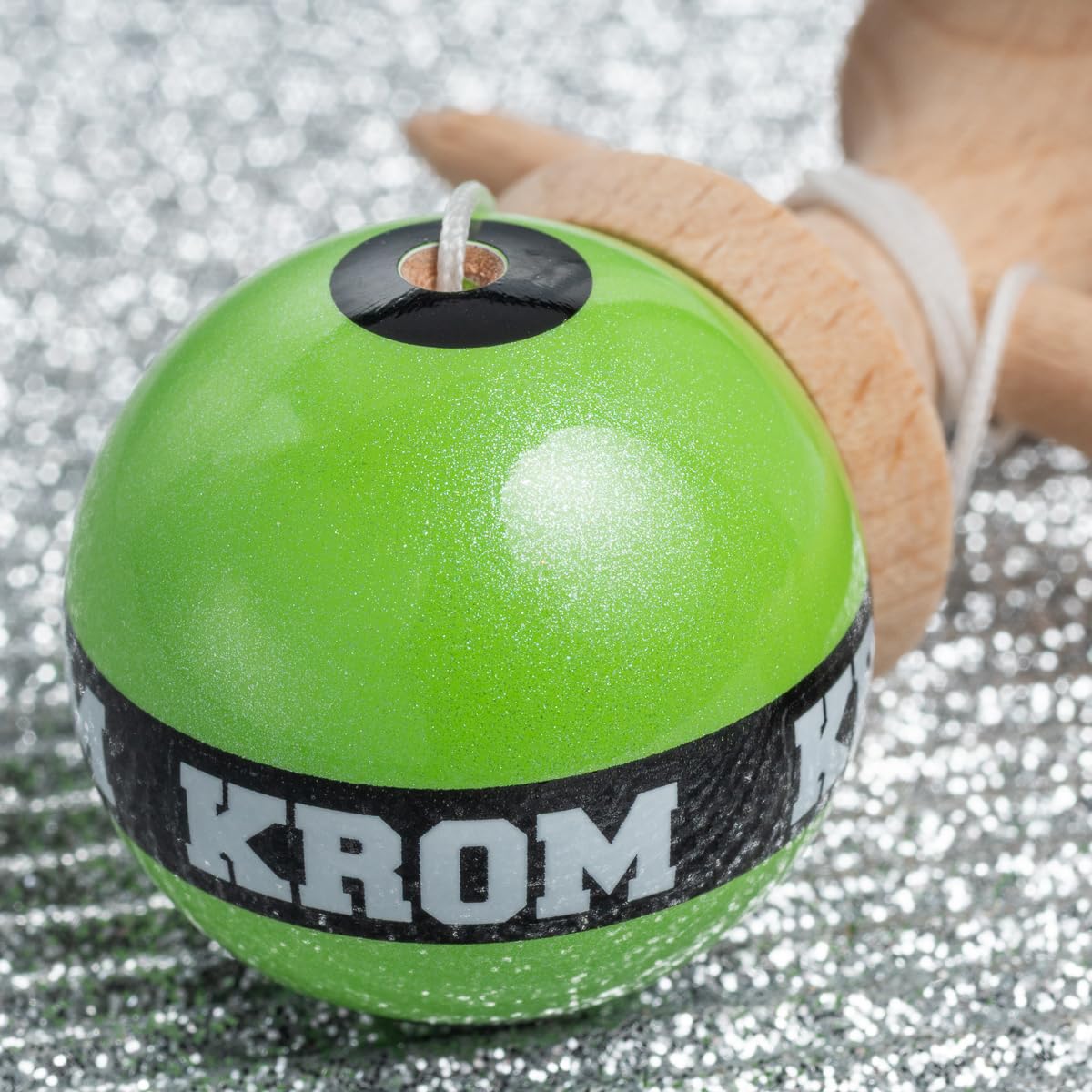 KROM Kendama Micro Verde Claro – Mini Kendama de Madera de Haya – Totalmente jugable – Tamaño de Bolsillo – para Principiantes y Profesionales