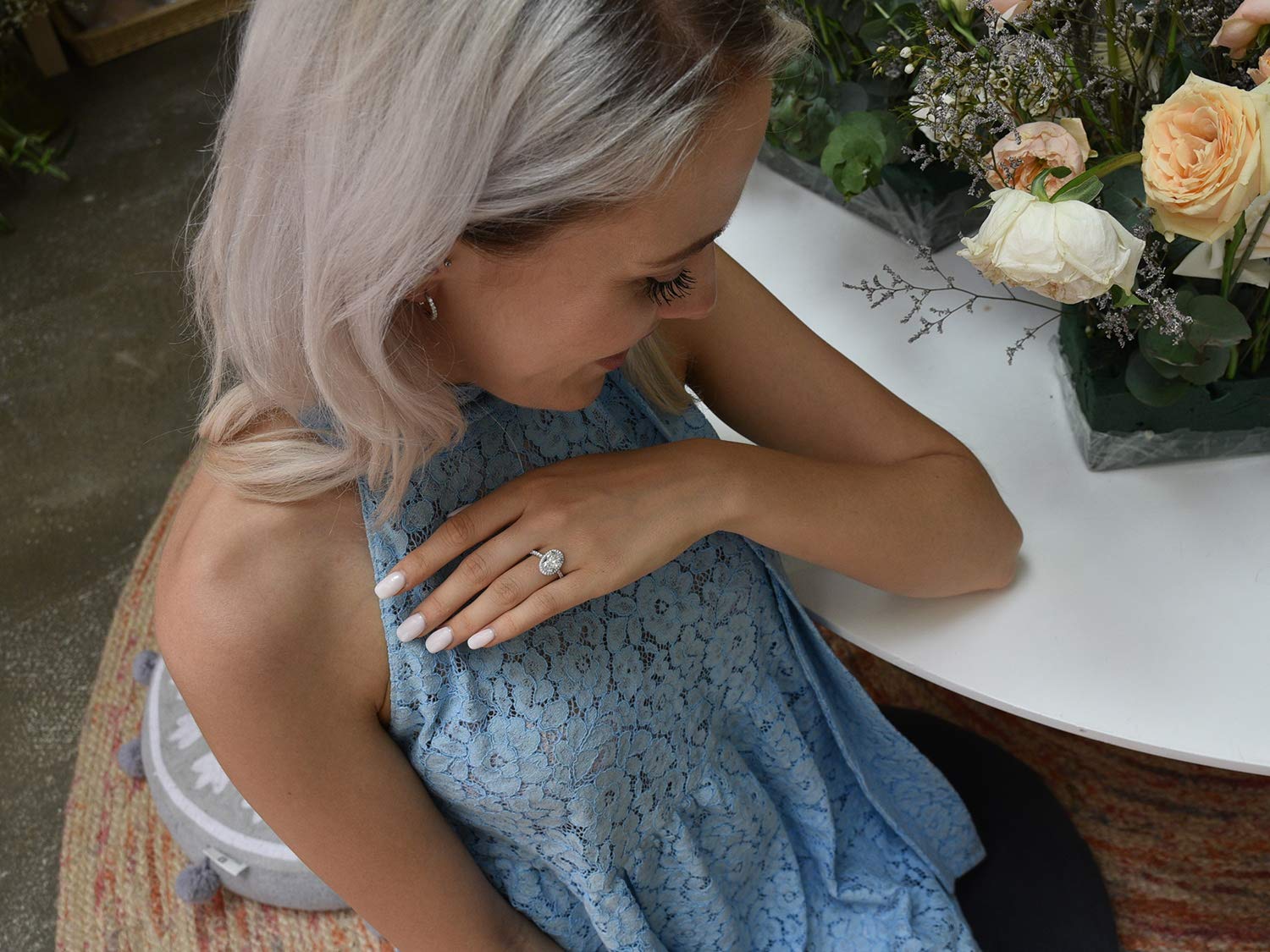Anillo de compromiso con halo ovalado de 3 quilates con circonita cúbica en plata de ley, Oro blanco, plata esterlina, plata, Zirconia cúbica 4