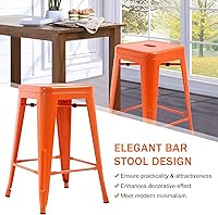 Vista 4 de Juego de 4 taburetes de bar de metal, apilables, altura de mostrador, 24 pulgadas, para interiores y exteriores, taburete de bar sin espalda, Naranja