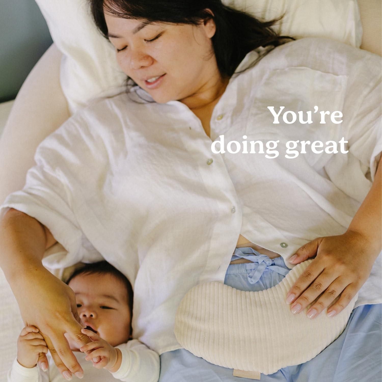 doomoo Almohadilla Térmica Snoggy Mom - Alivia el dolor menstrual, la endometriosis y el dolor posparto. Puede usarse caliente o fría. Almohadilla térmica para microondas - Forma ergonómica, Sand