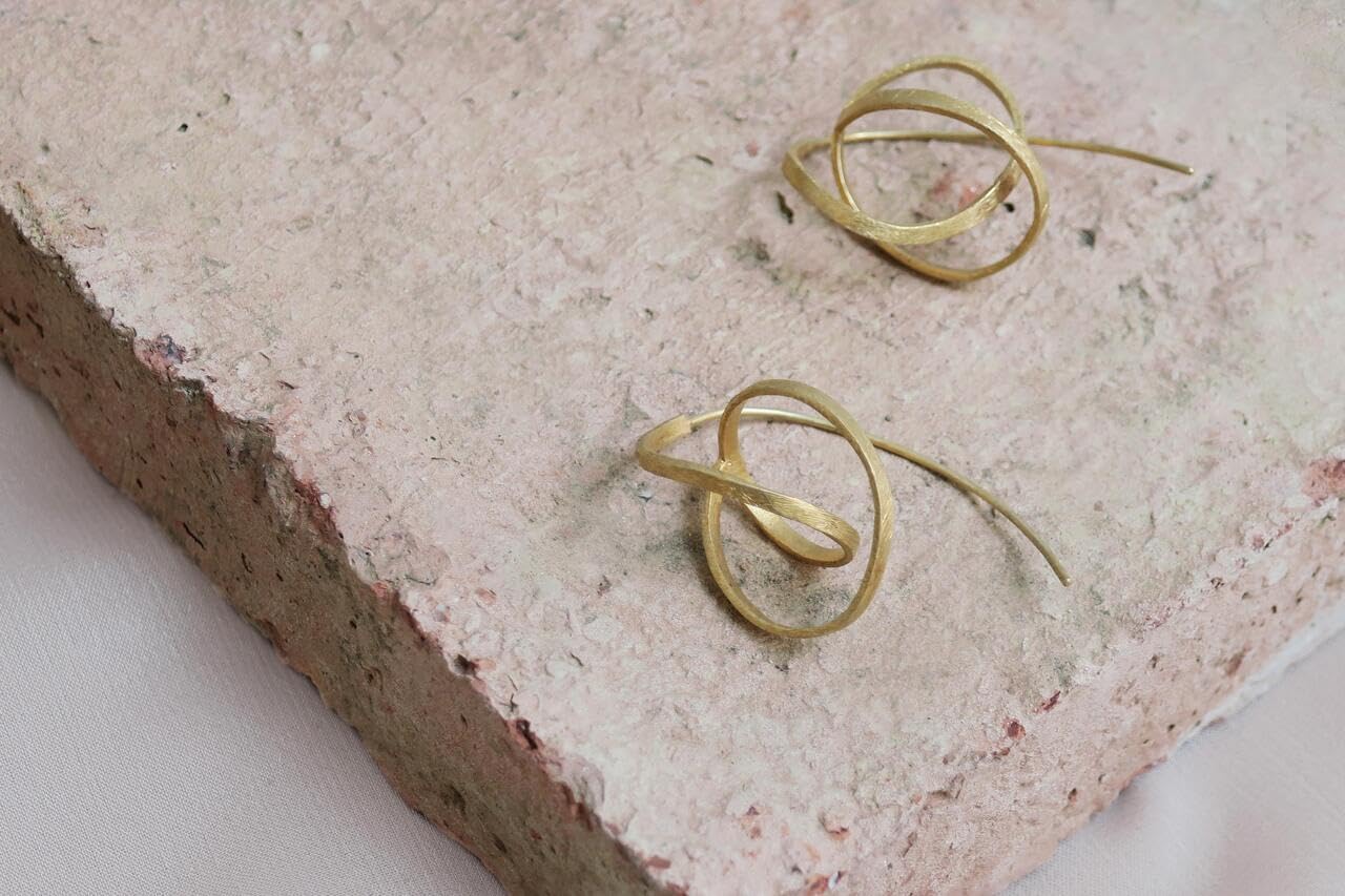 ORECCHINI D'ORO EMBOLIC | Disegnato da Cristina Julià | Joidart | Collezione embolic | Ottone dorato