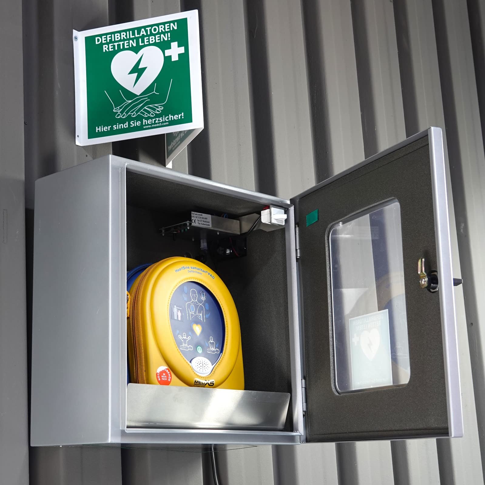 MedX5 Teca per Defibrillatore, Armadietto per Defibrillatori, Uso Esterno, pensile con riscaldamento, allarme, illuminazione, ventilazione e IP55, Adatto a tutti i Defibrillatori, Made in Germany