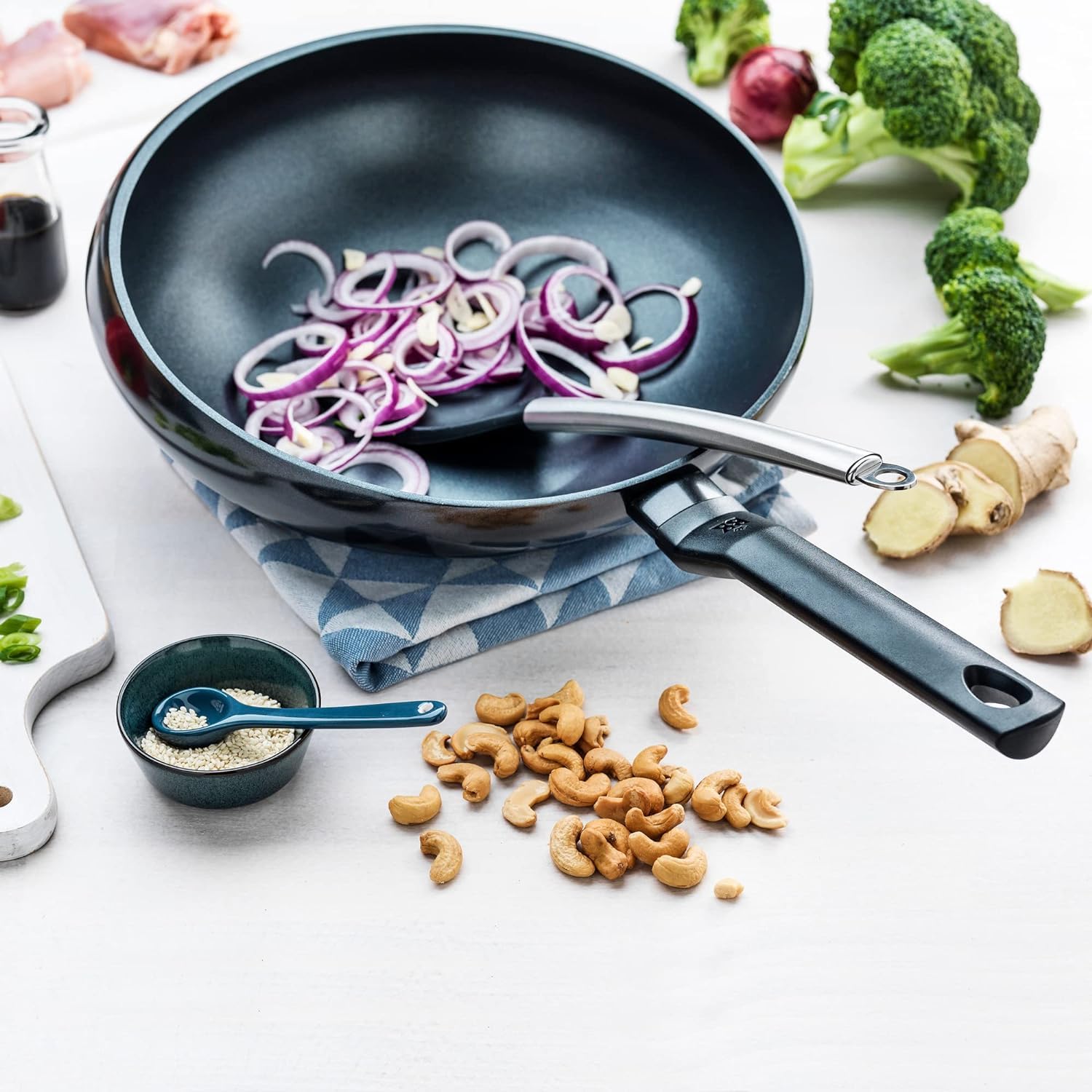 BK Wokarang Padella Wok in Ceramica Antiaderente Sana da 30 cm, Manico in Acciaio Inox, Senza PFAS, Induzione, Sicura per Forno e Griglia fino a 160°C, Durevole e Professionale, Lavastoviglie, Nero