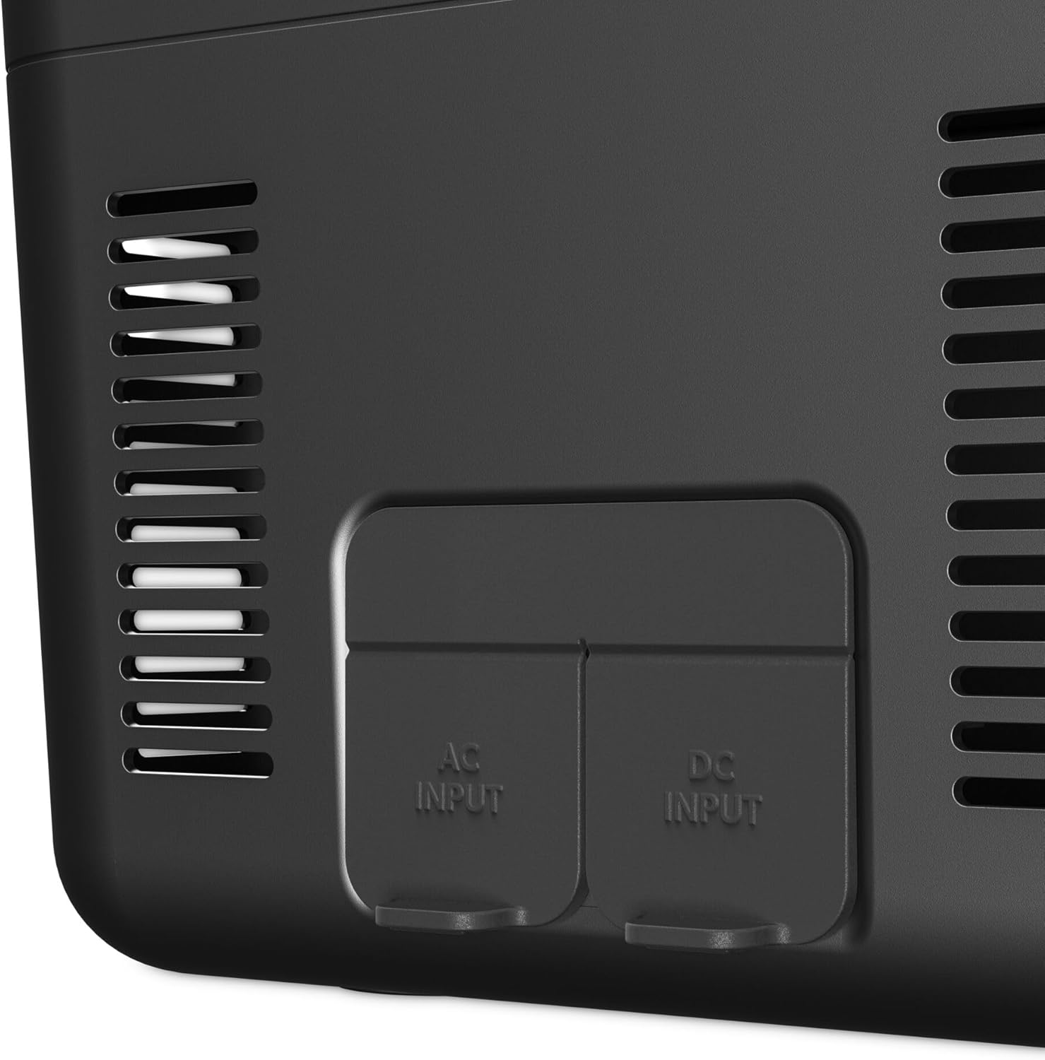 Primer pla dels ports d'entrada d'alimentació del Dometic CFF 18 per a connexions de CA i CC.