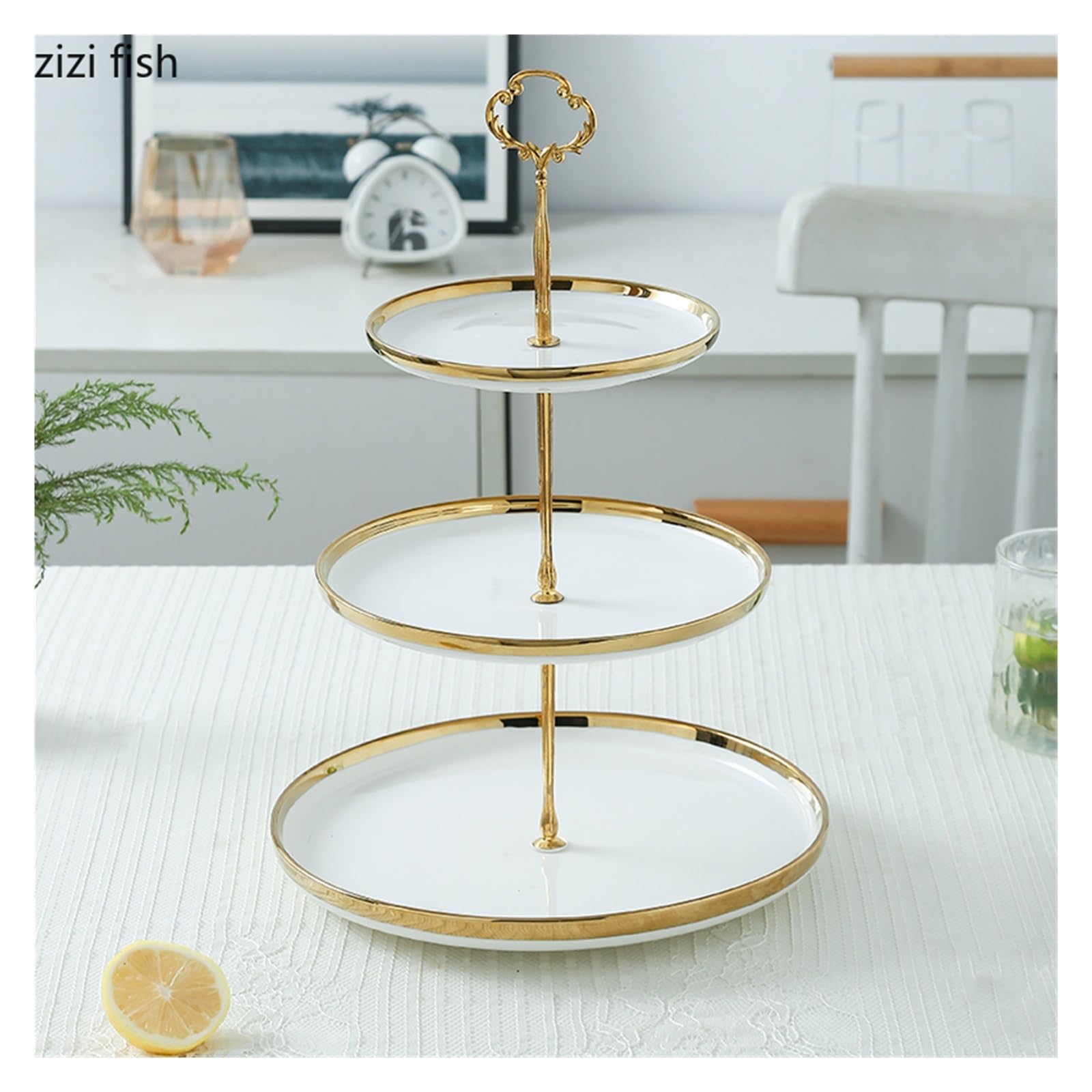 Soporte for pasteles de varios niveles con borde de oro blanco