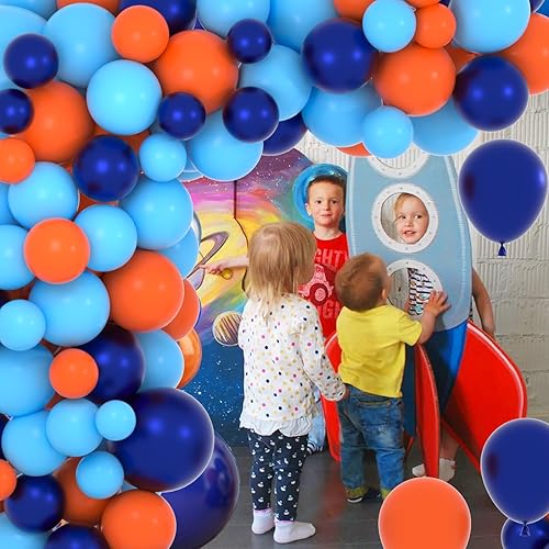 Miniatura 2 de Kit de guirnalda de globos azules y naranjas, 126 globos azul marino, azul claro, naranja, globos de aluminio a cuadros negros y blancos para niños,